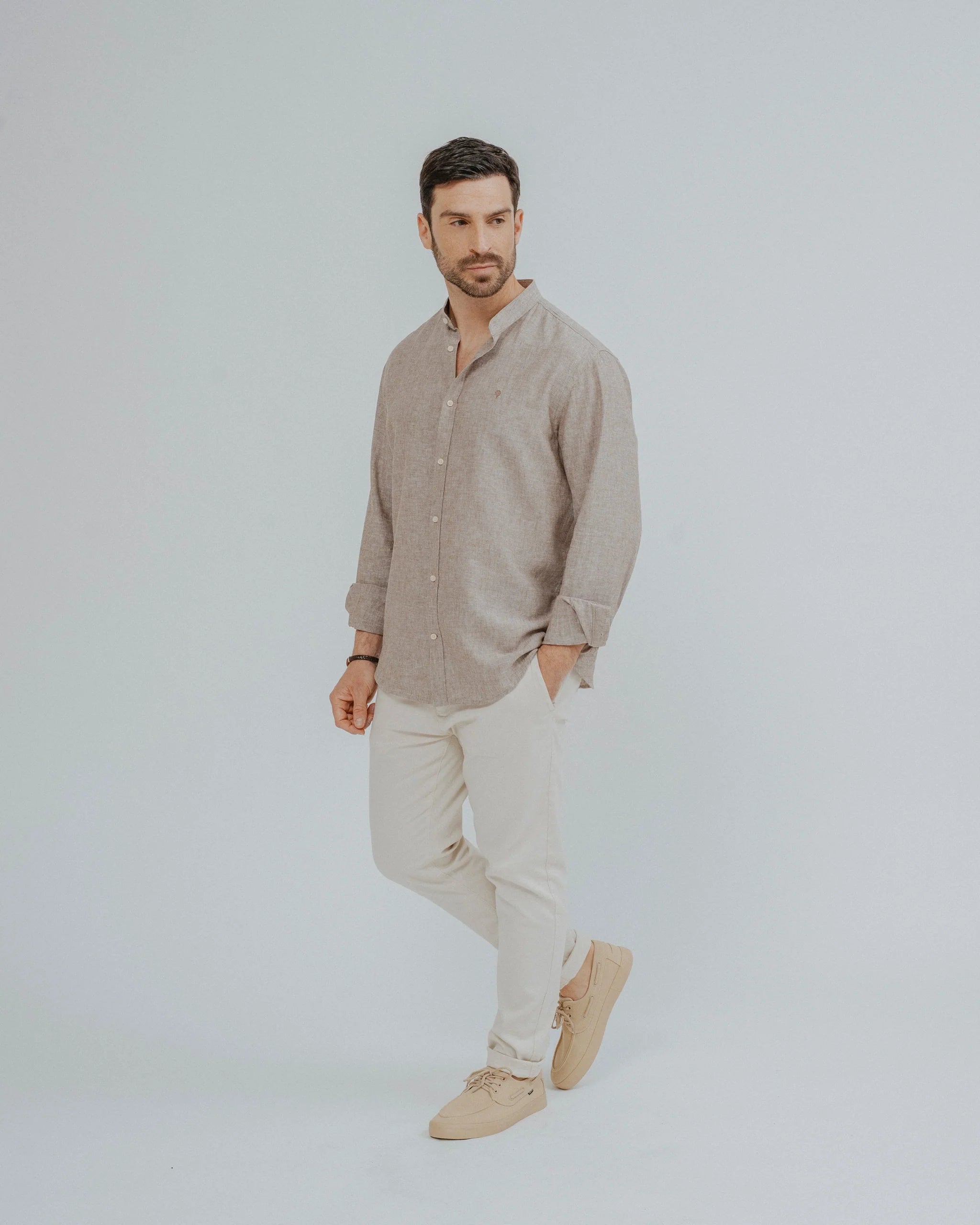 Camisa de Linho Castanha com Gola Mandarim