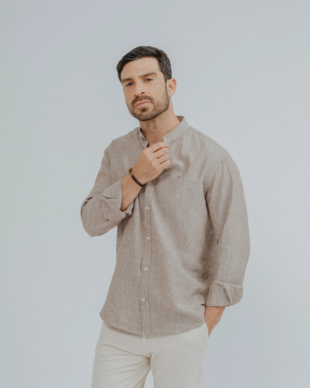 Camisa de Linho Castanha com Gola Mandarim