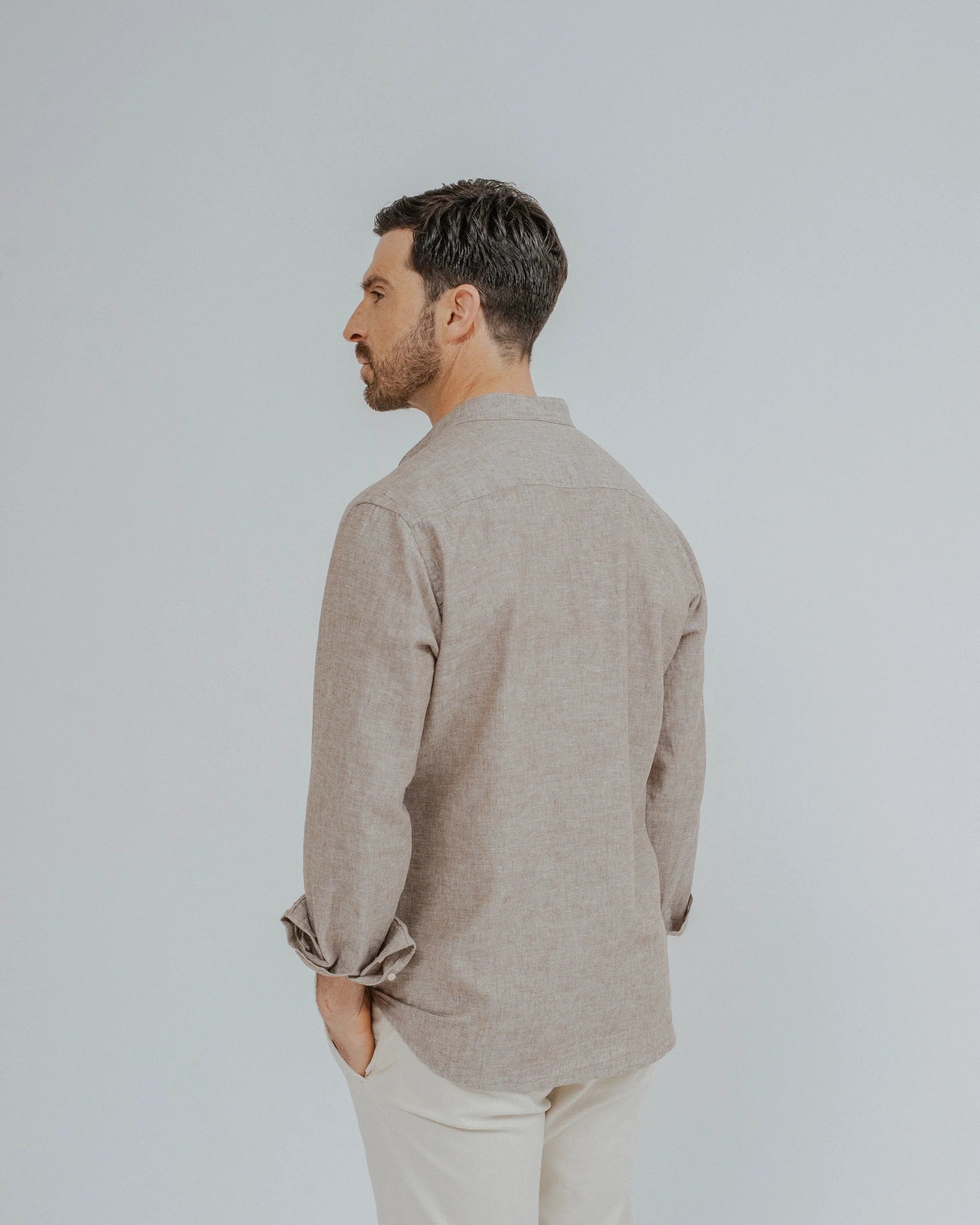 Camisa de Linho Castanha com Gola Mandarim