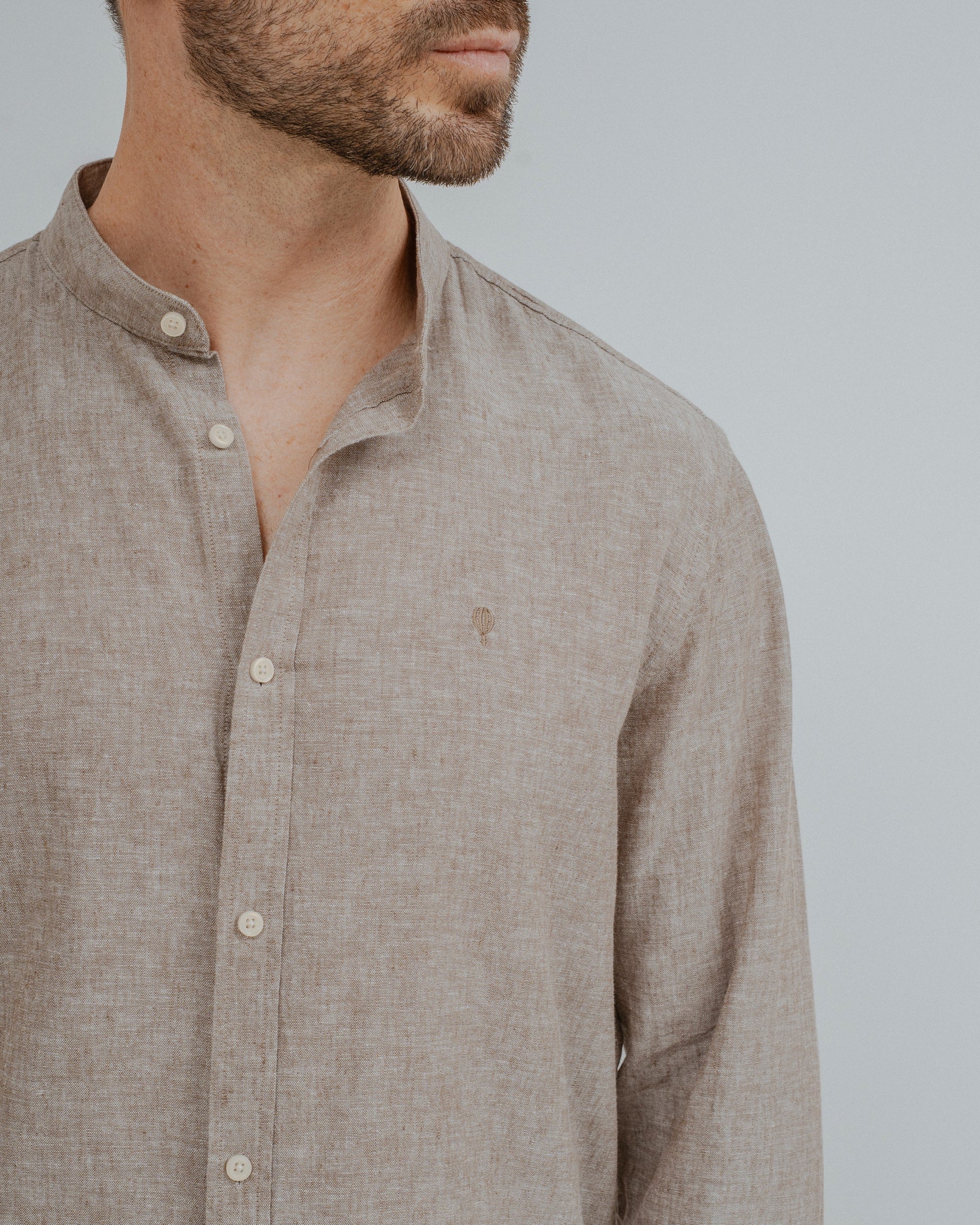 Camisa de Linho Castanha com Gola Mandarim