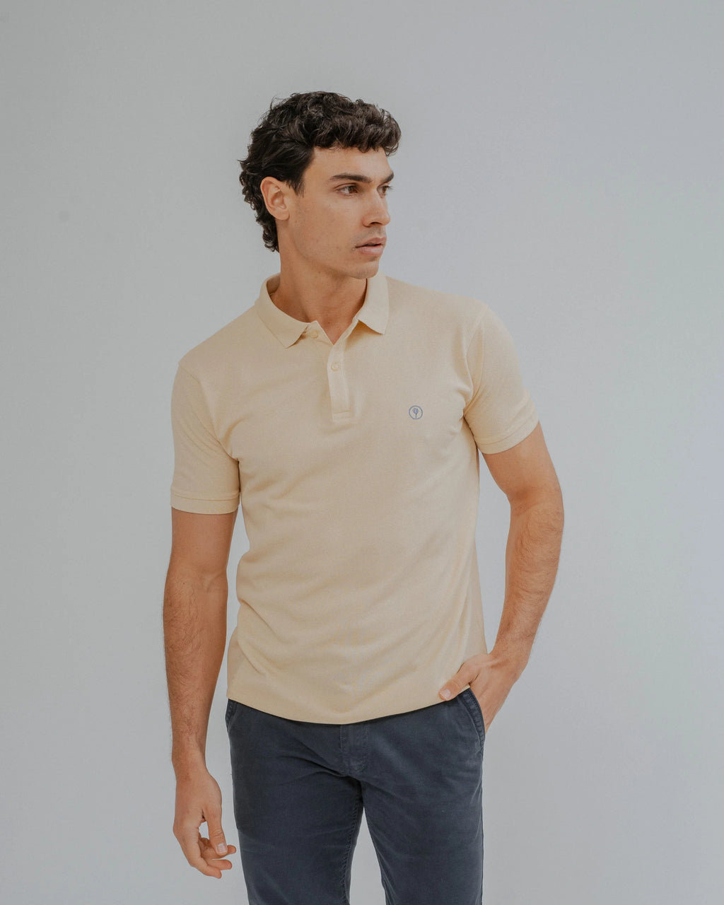 Polo básico de corte regular Amarelo