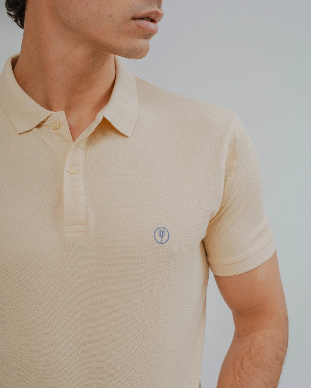 Polo básico de corte regular Amarelo