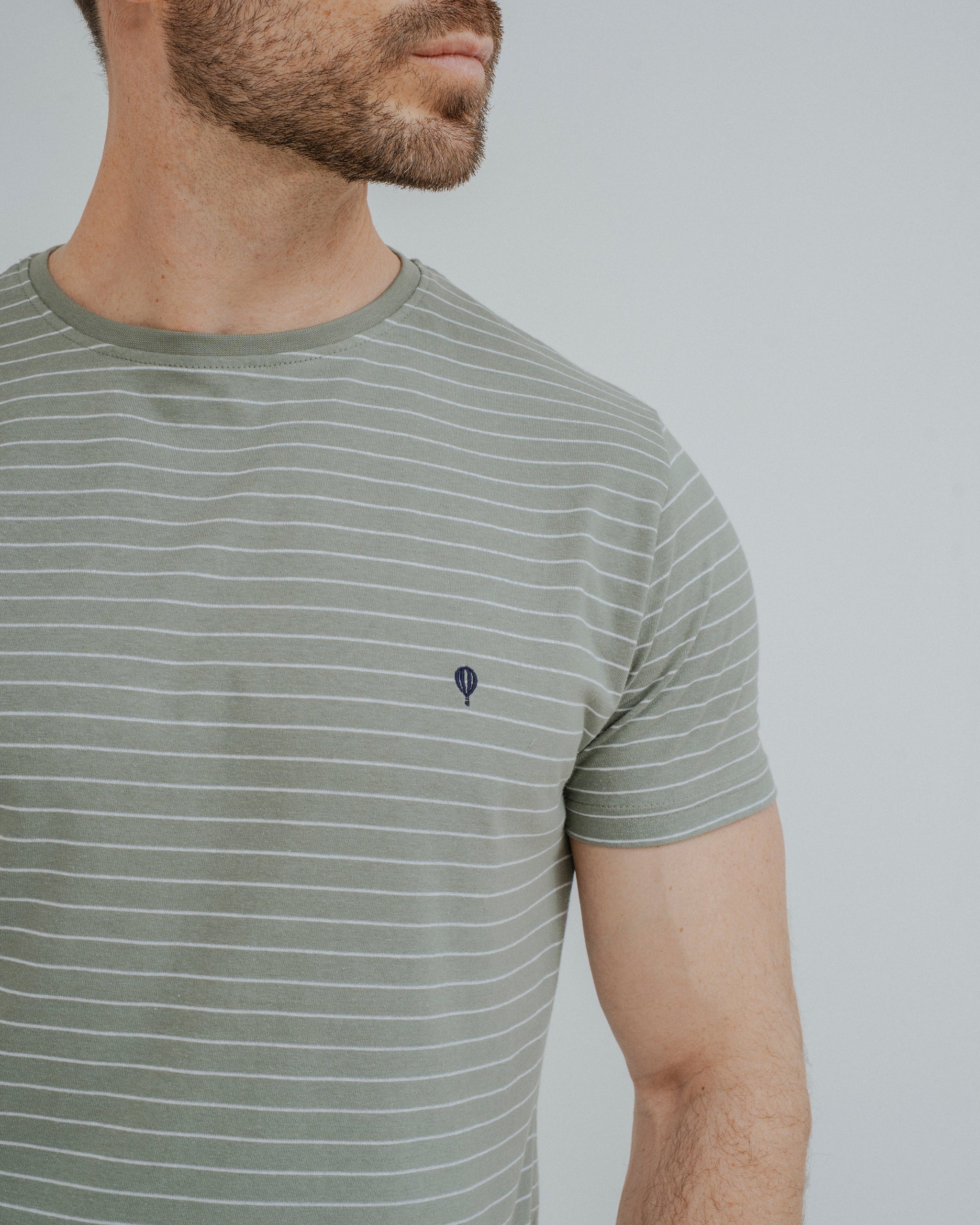 T-Shirt Verde com Riscas