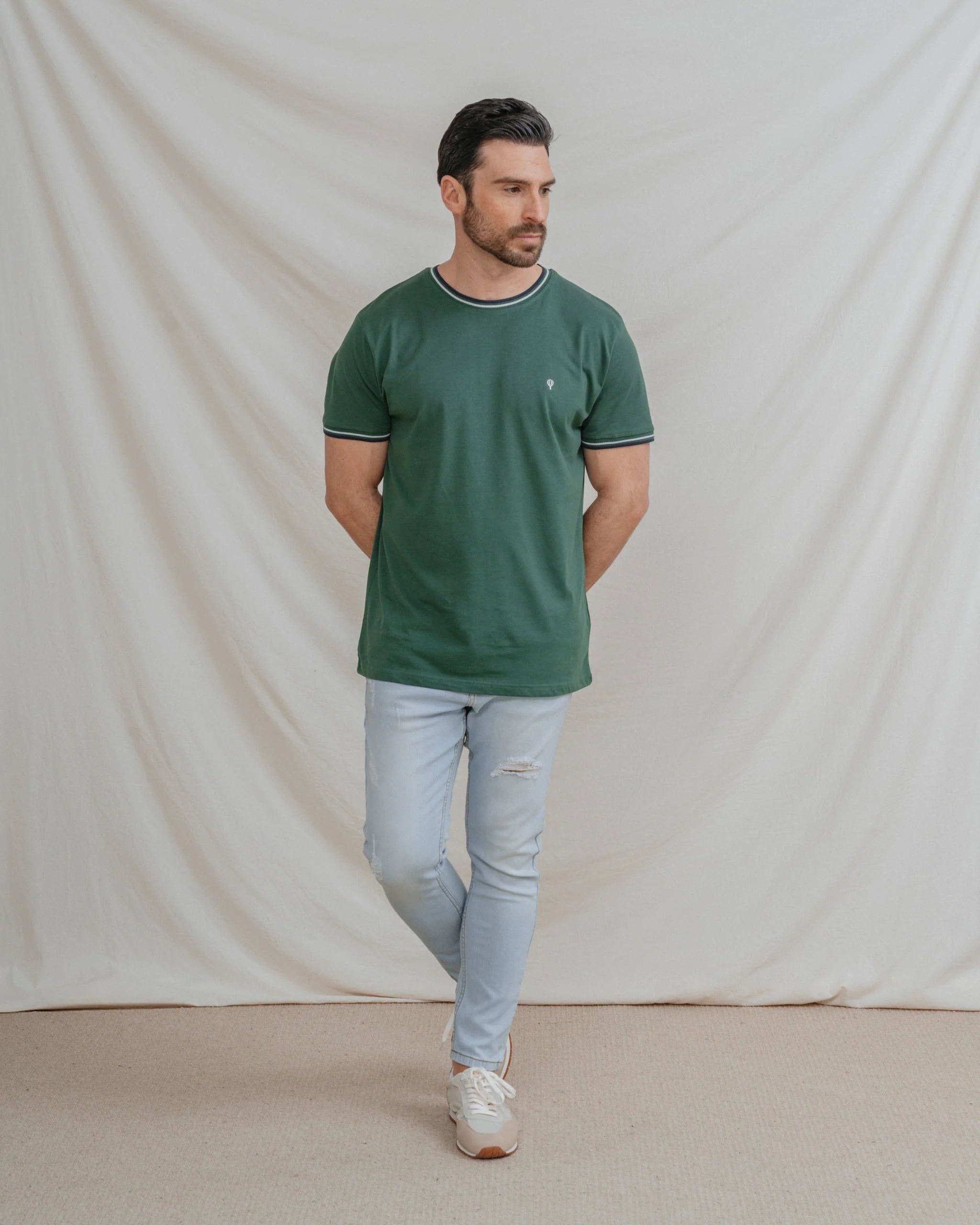 T-Shirt Básica Verde com Detalhes