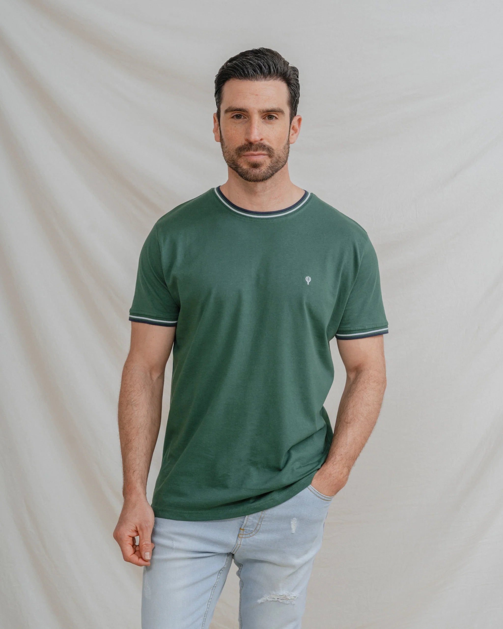 T-Shirt Básica Verde com Detalhes