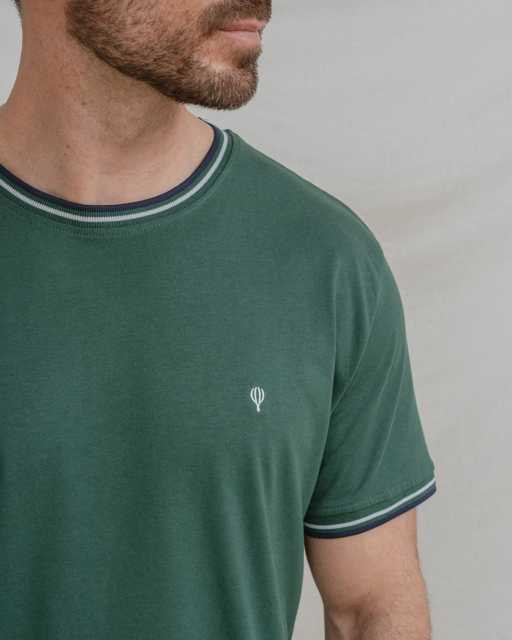 T-Shirt Básica Verde com Detalhes