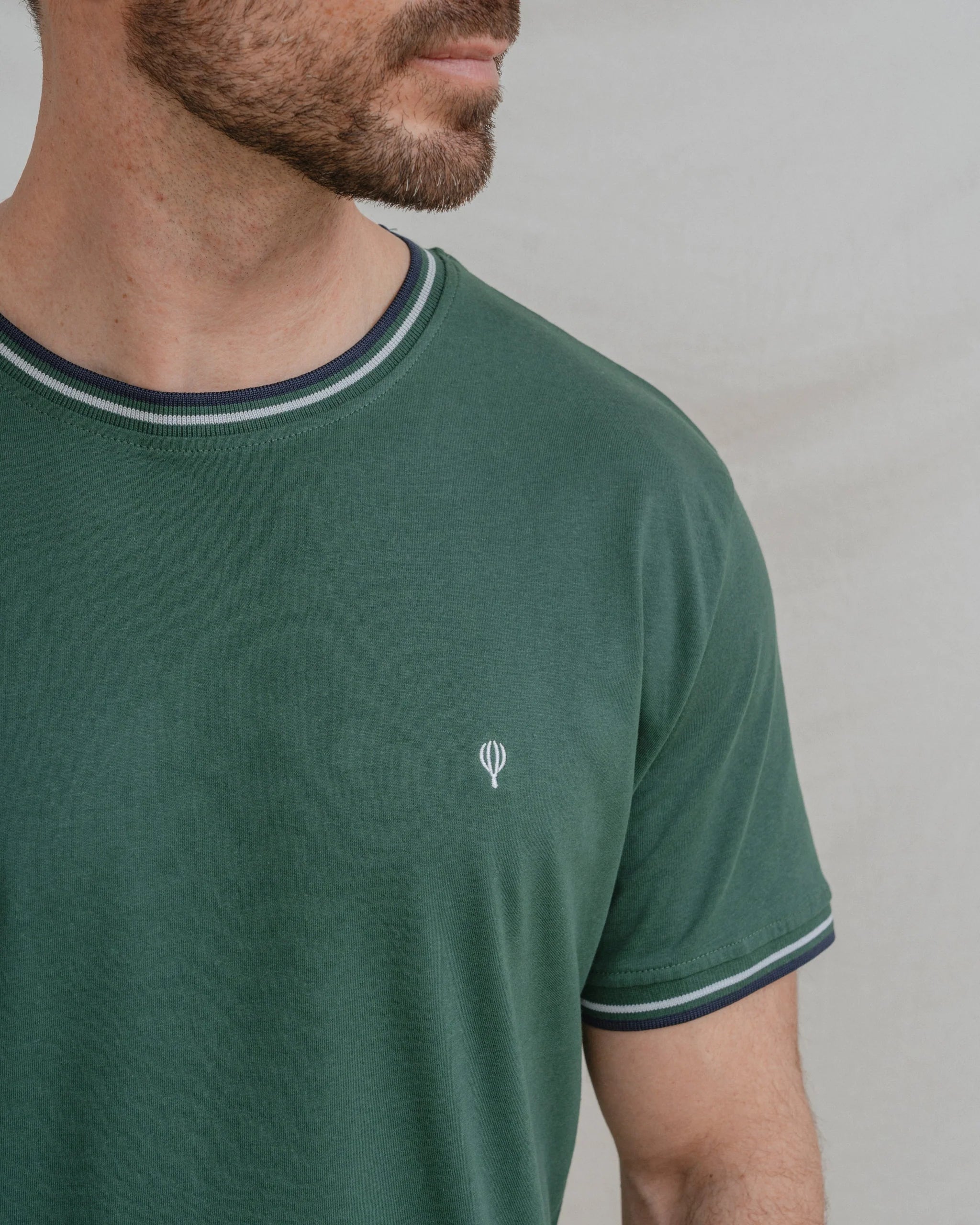 T-Shirt Básica Verde com Detalhes