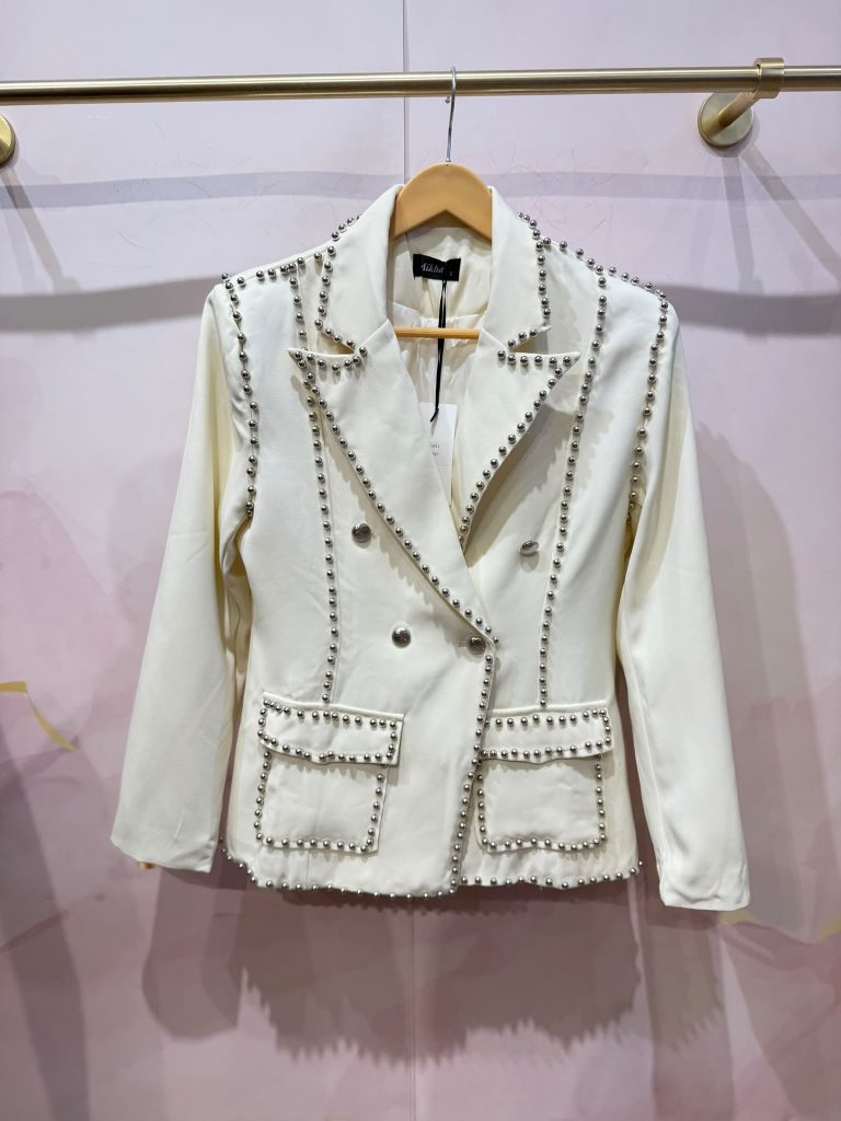 Blazer Estruturado com Tachas e Ombreiras