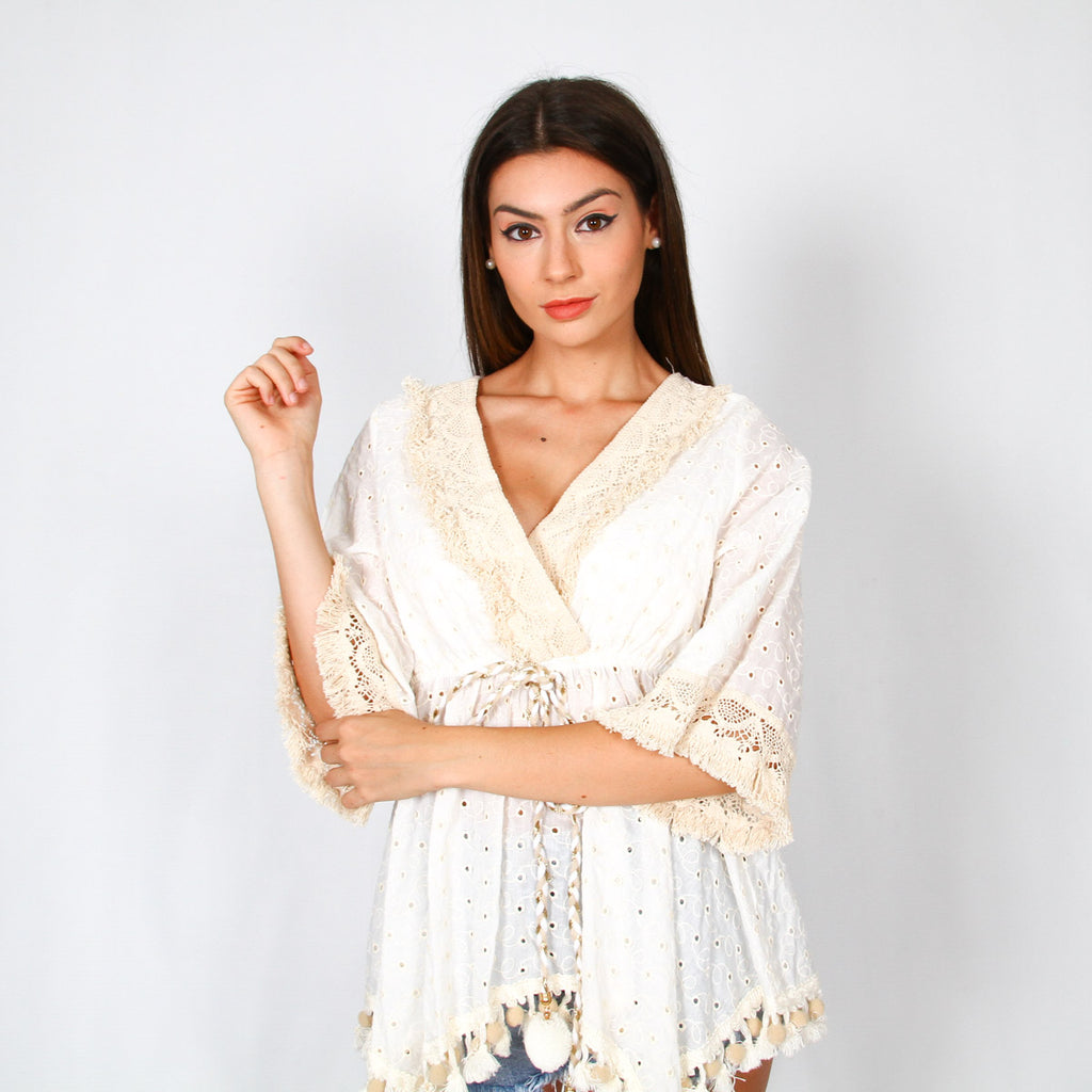 Blusa branca com detalhes dourados, estilo Ibiza