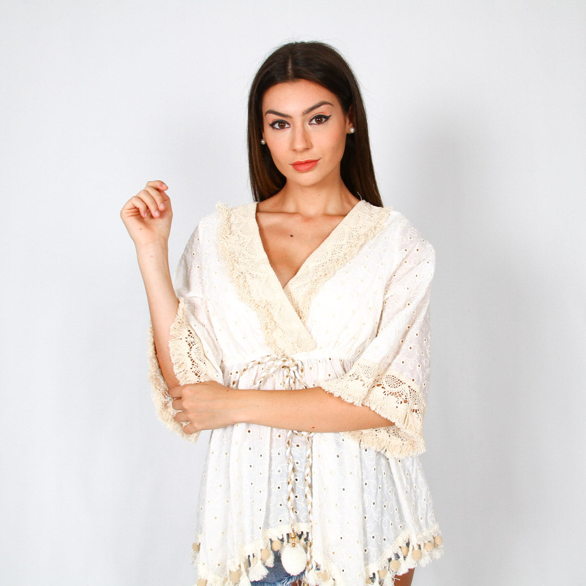 Blusa branca com detalhes dourados, estilo Ibiza