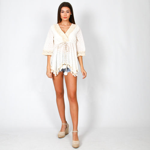 Blusa branca com detalhes dourados, estilo Ibiza