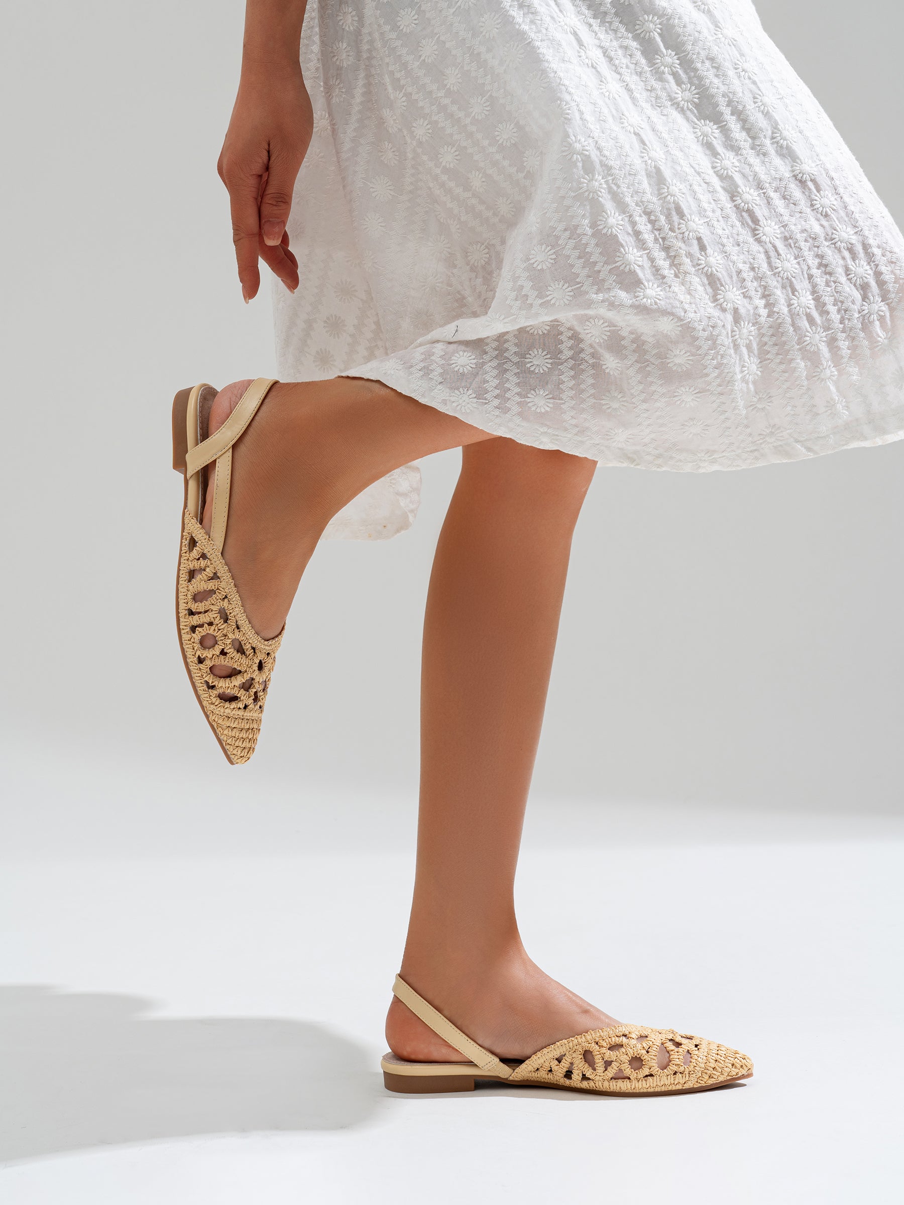 Sapatos baixos com bico trançado e design sem calcanhar