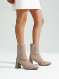 Botas com textura de tricô e salto quadrado