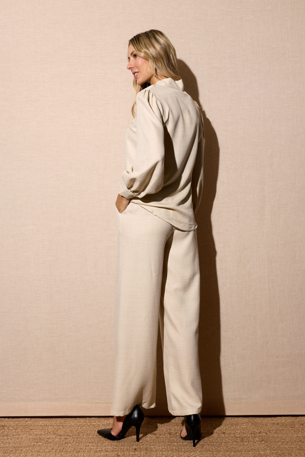 Conjunto Bege - Blusa "Envelope" com Cinto e Saia Longa