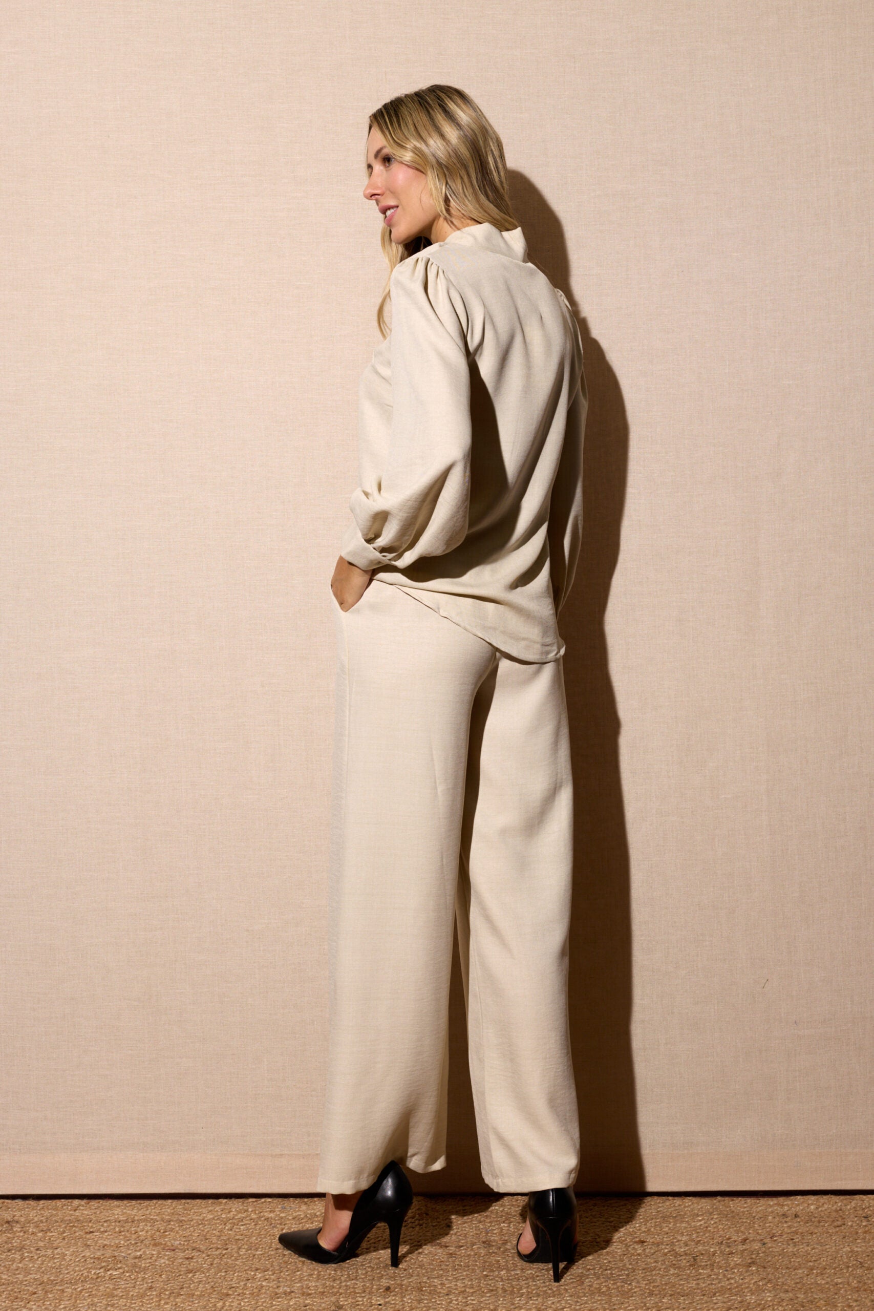 Conjunto Bege - Blusa "Envelope" com Cinto e Saia Longa