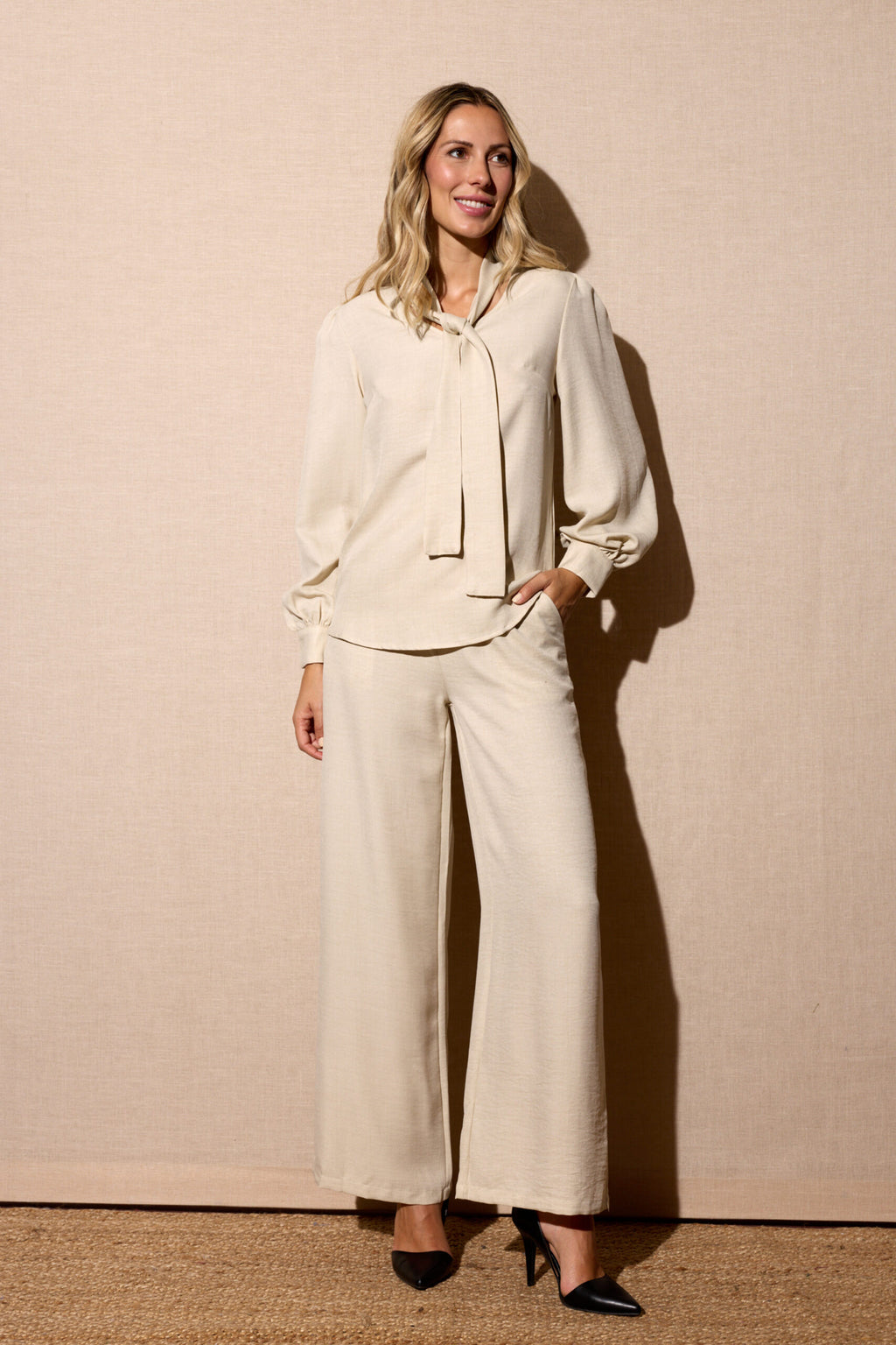 Conjunto Bege - Blusa "Envelope" com Cinto e Saia Longa