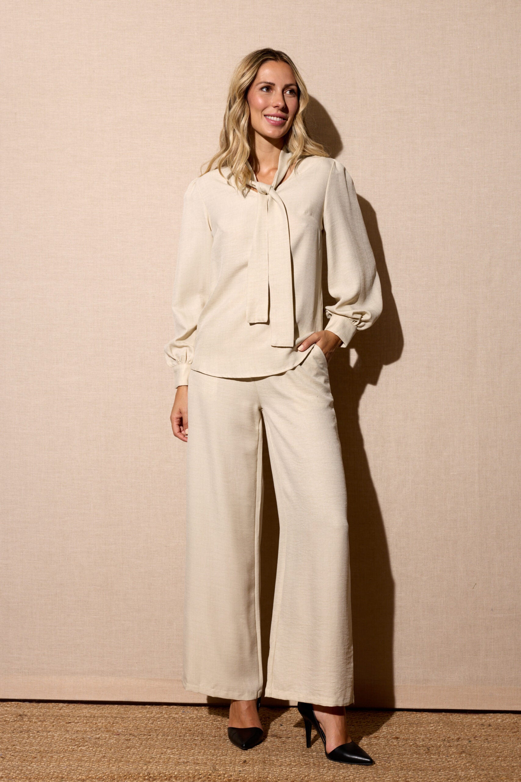Conjunto Bege - Blusa "Envelope" com Cinto e Saia Longa