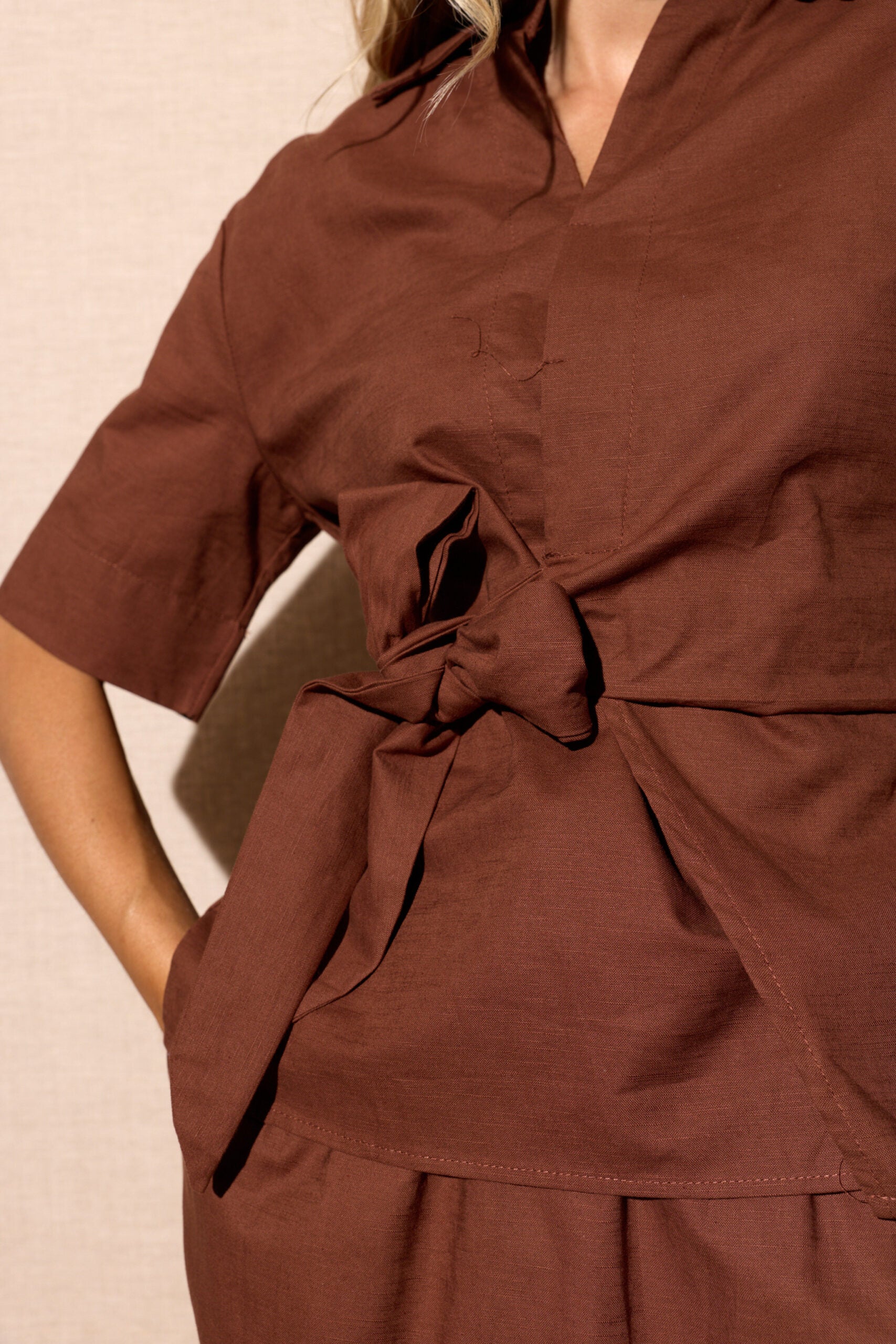Conjunto Castanho - Blusa "Envelope" com Cinto e Saia Longa