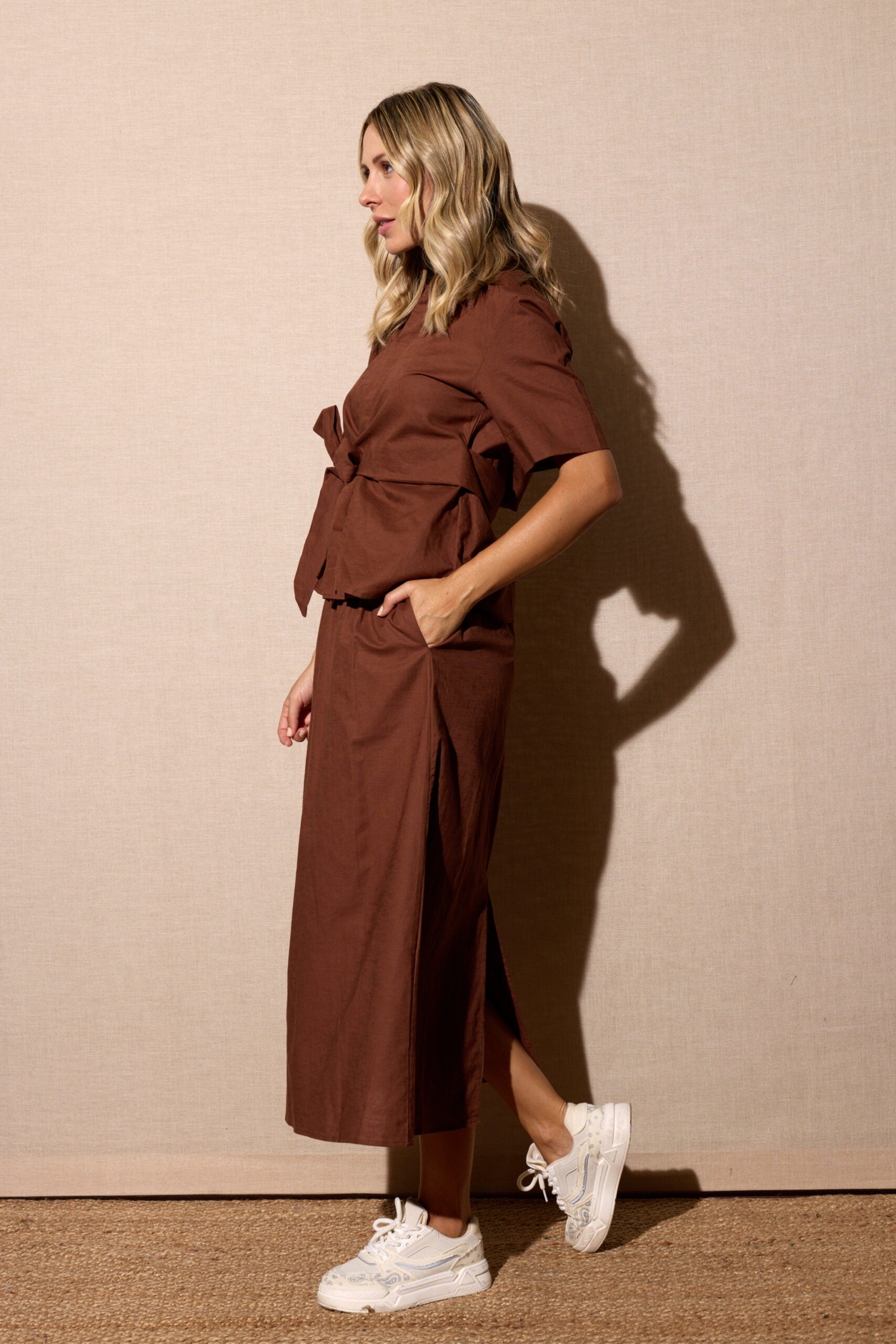 Conjunto Castanho - Blusa "Envelope" com Cinto e Saia Longa