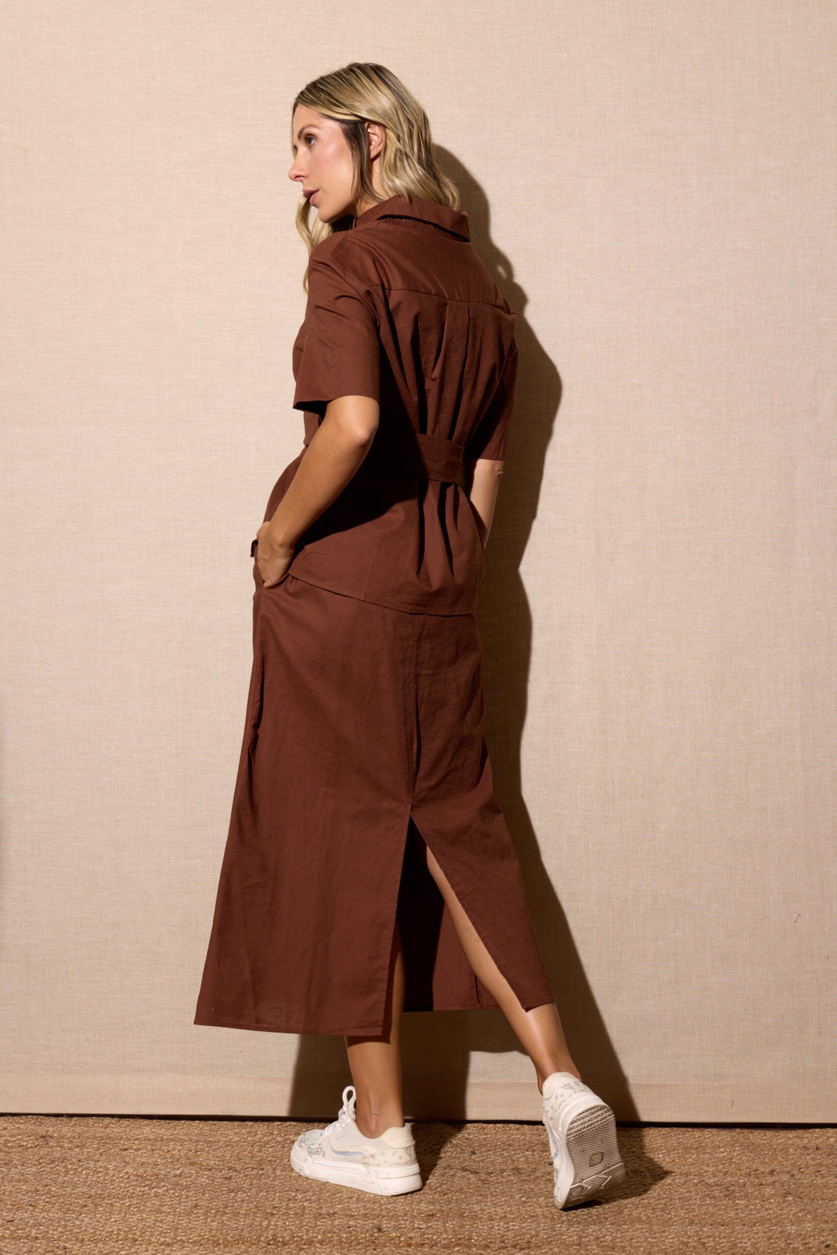 Conjunto Castanho - Blusa "Envelope" com Cinto e Saia Longa