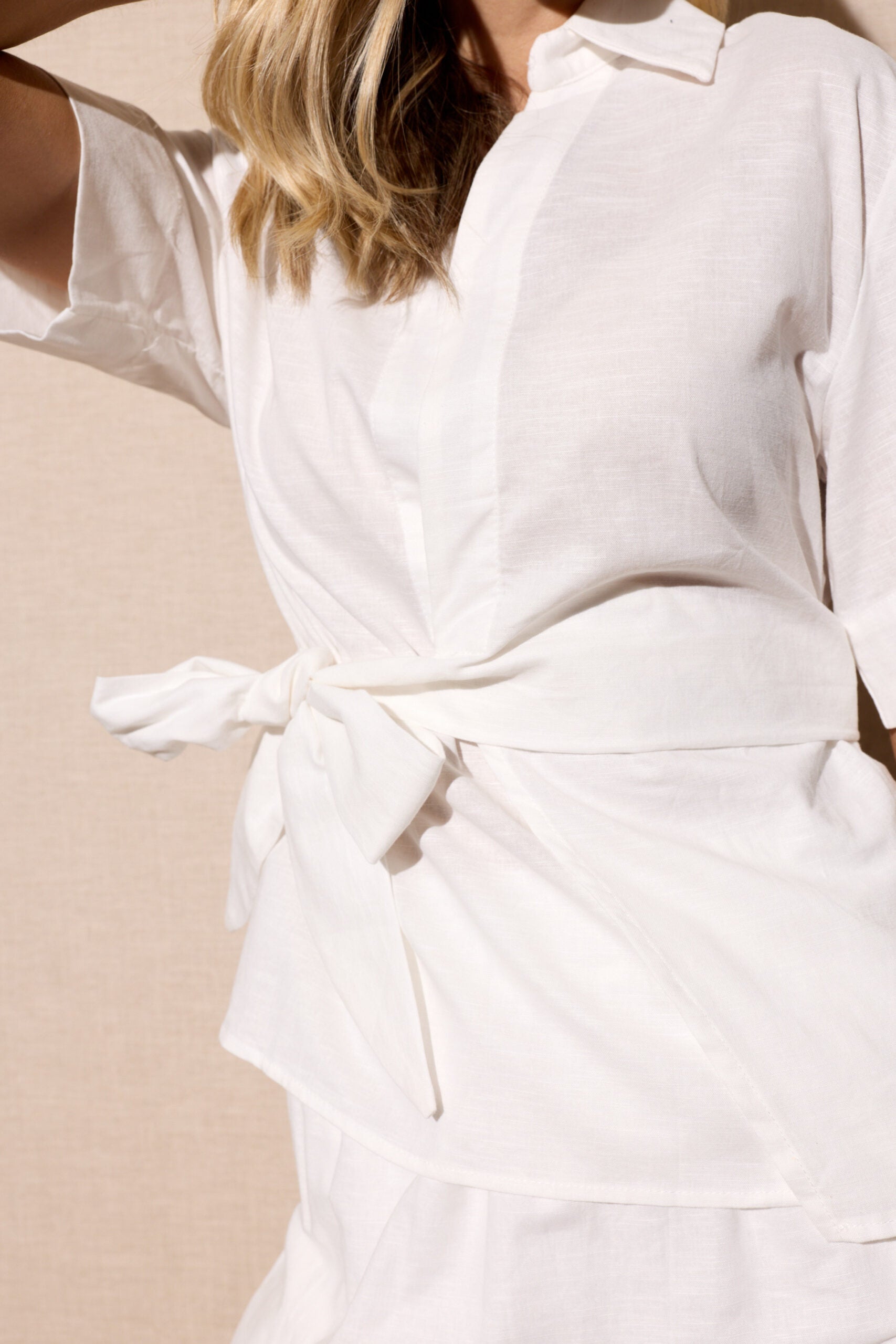 Conjunto Branco - Blusa "Envelope" com Cinto e Saia Longa