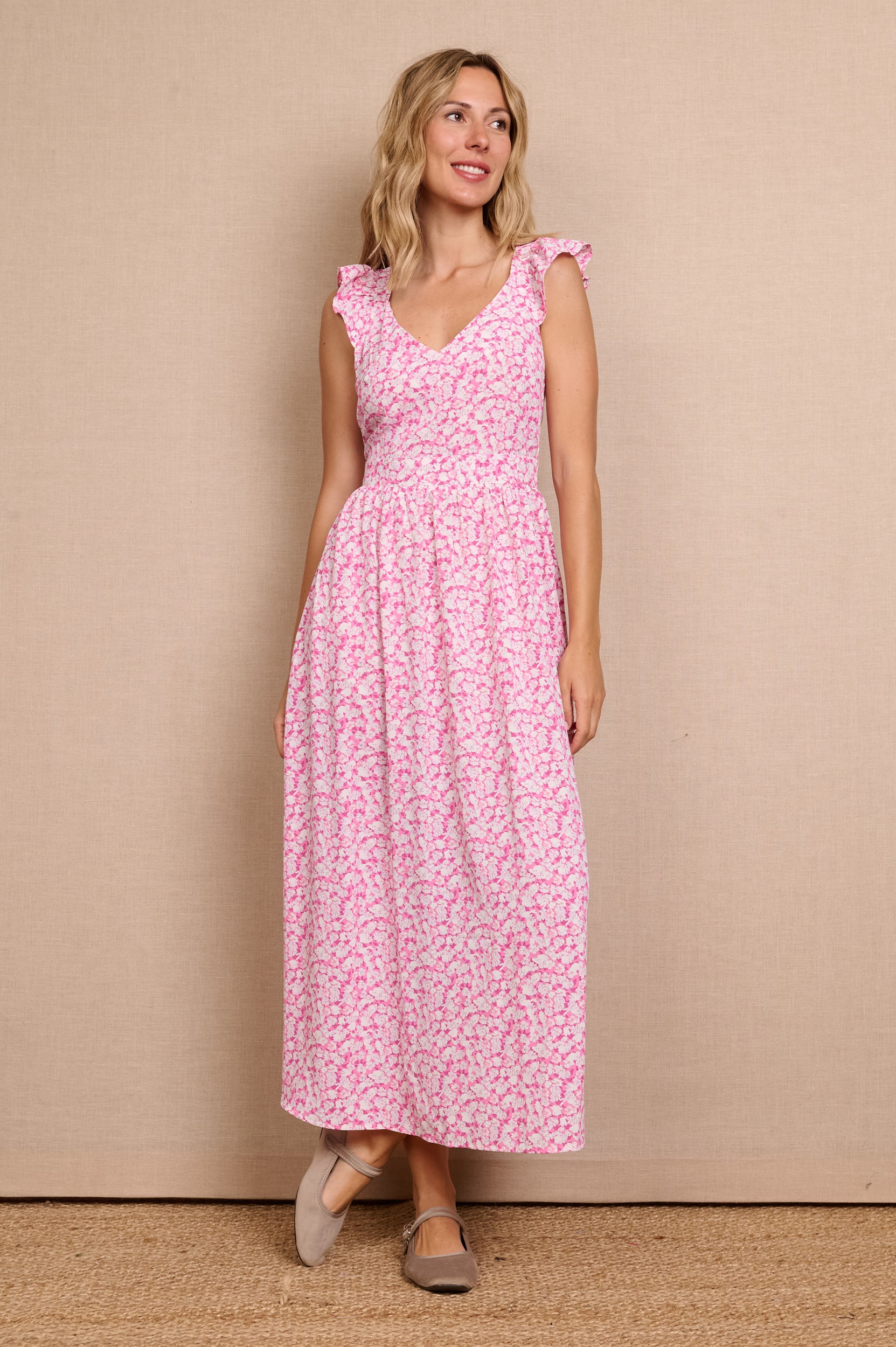 Vestido longo rosa com estampagem floral, alças largas e folhos