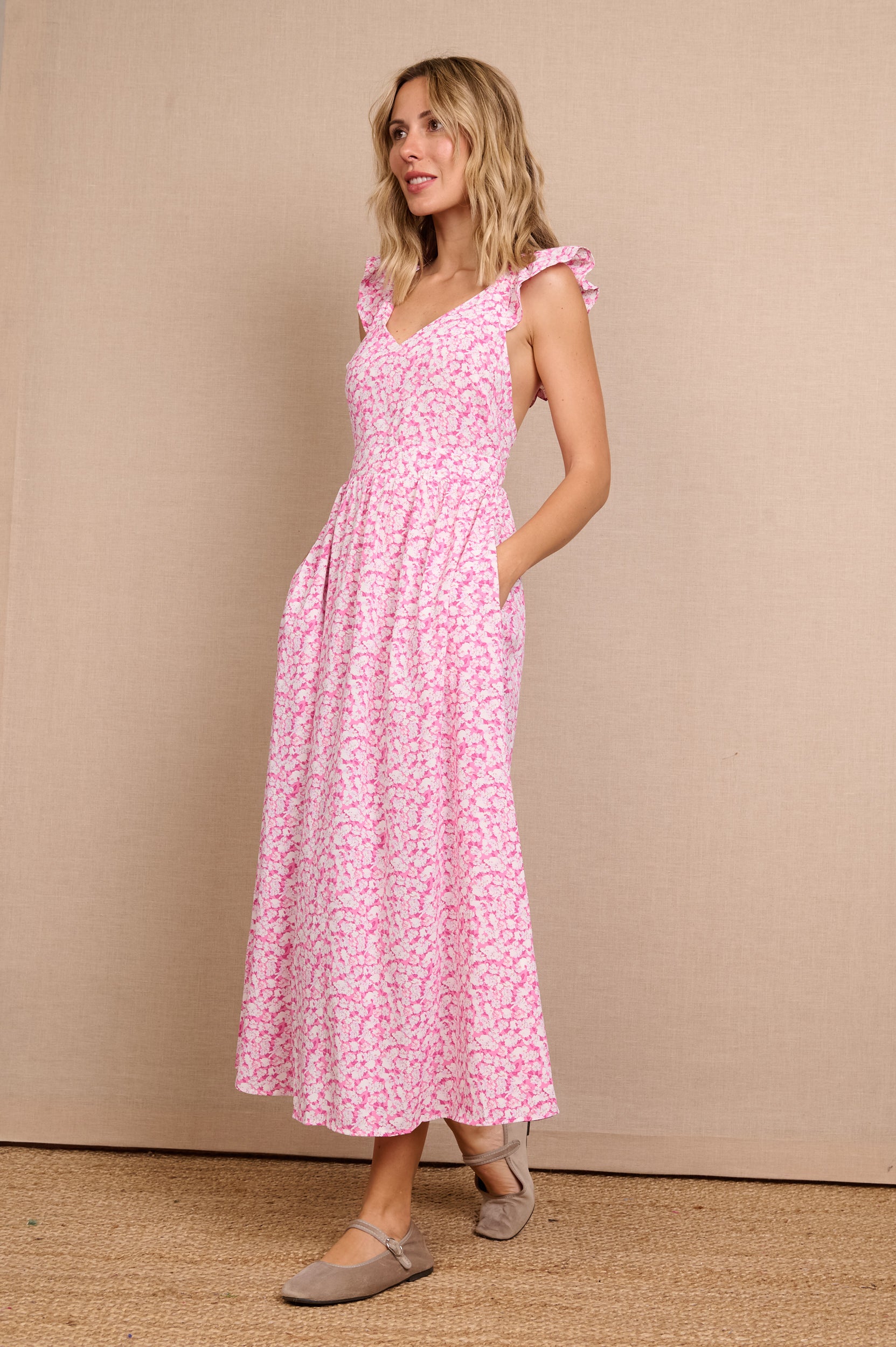 Vestido longo rosa com estampagem floral, alças largas e folhos