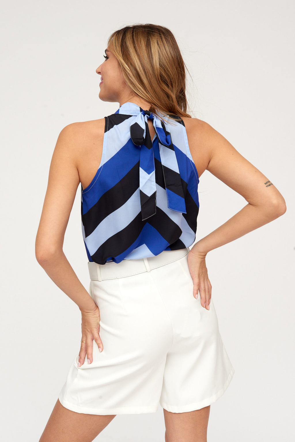 Blusa azul-escura com decote halter