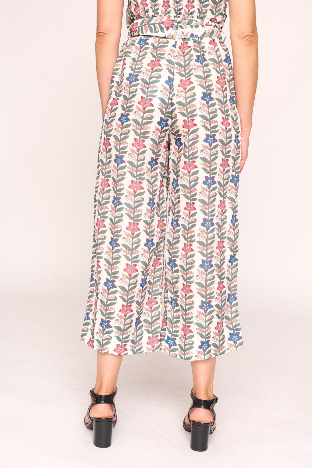 Macacão com estampagem floral