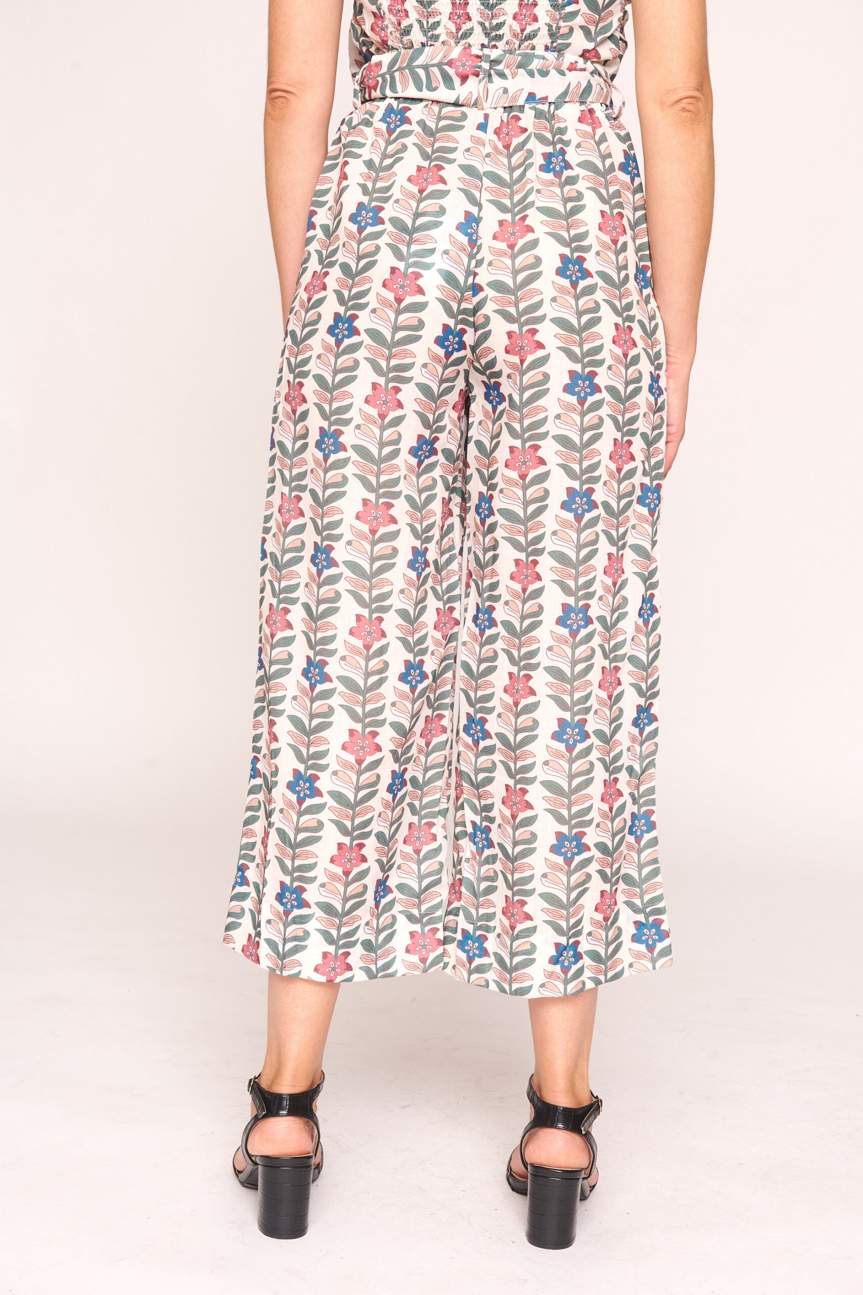 Macacão com estampagem floral