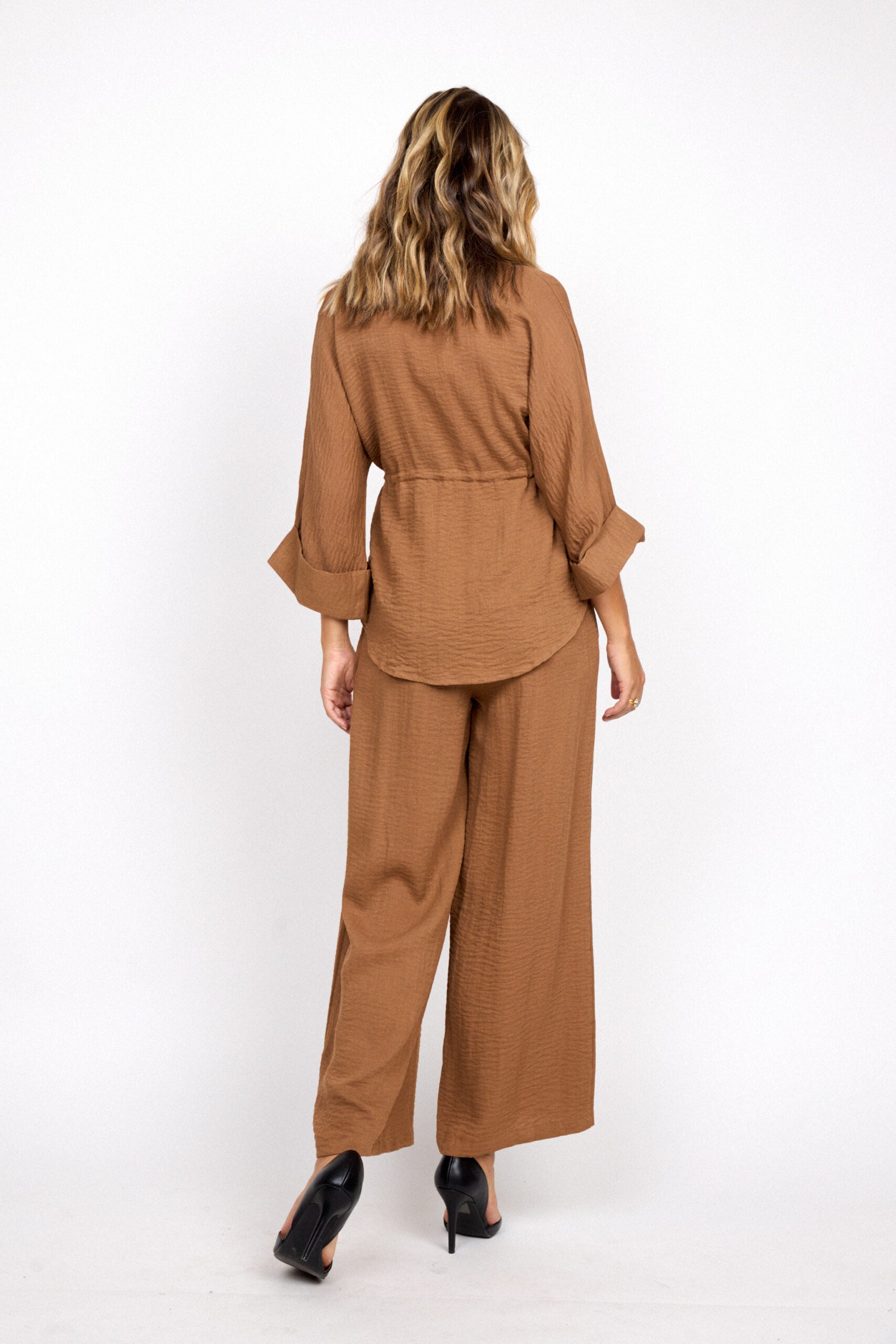 Conjunto Camel - Camisa e Calça Perna Larga
