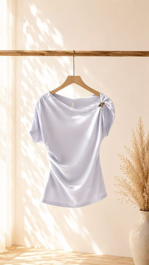Blusa assimétrica drapeada com detalhes metálicos