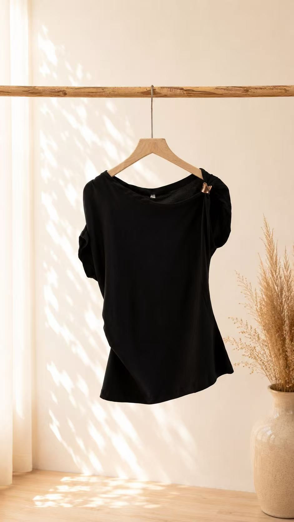 Blusa assimétrica drapeada com detalhes metálicos