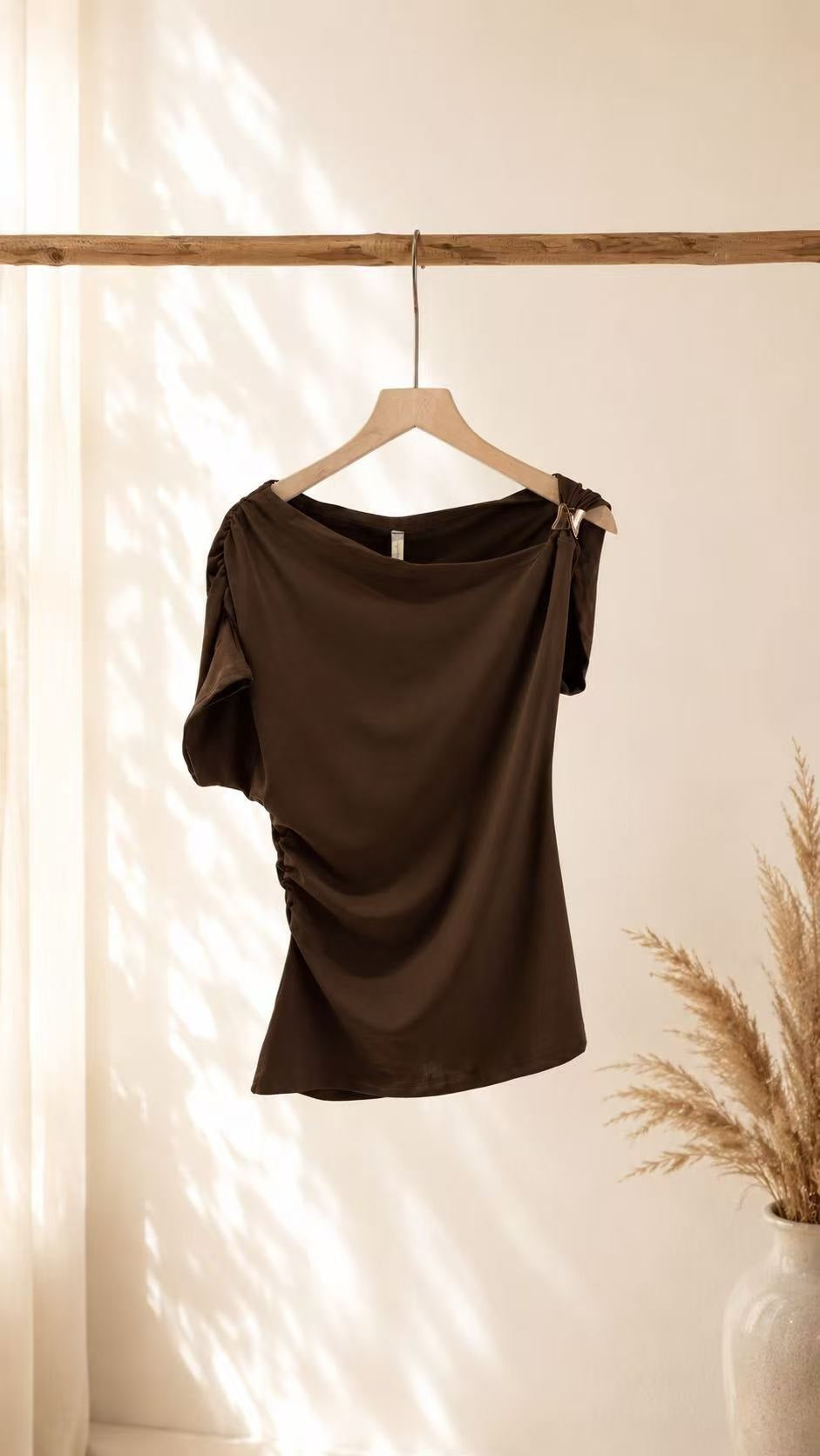 Blusa assimétrica drapeada com detalhes metálicos
