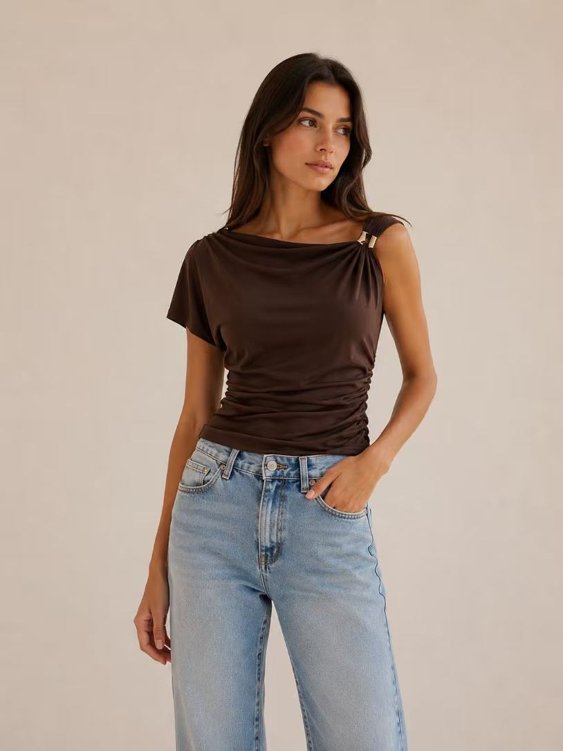Blusa assimétrica drapeada com detalhes metálicos