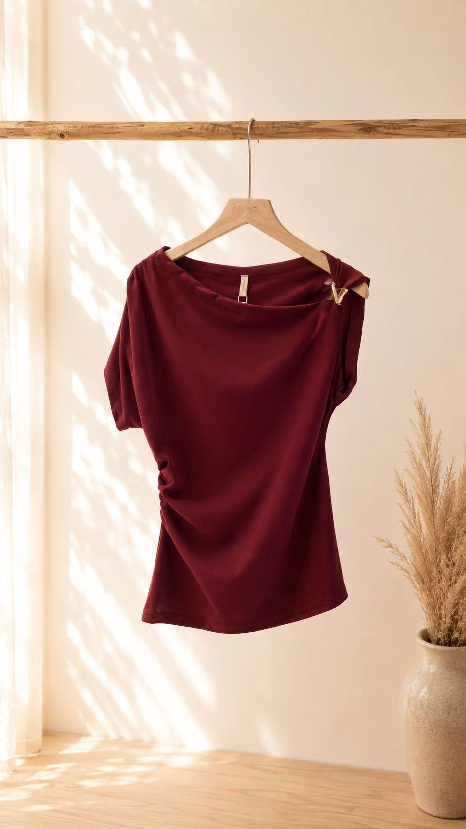 Blusa assimétrica drapeada com detalhes metálicos