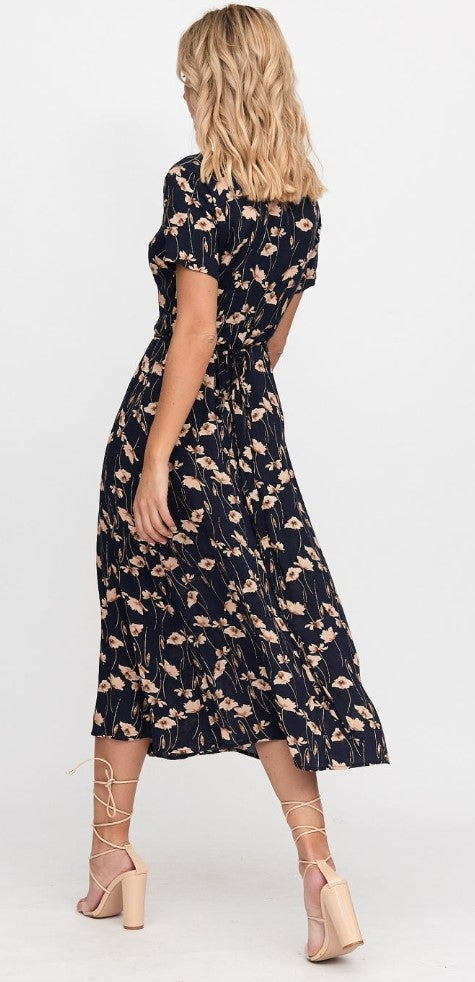 Vestido midi floral preto com fenda