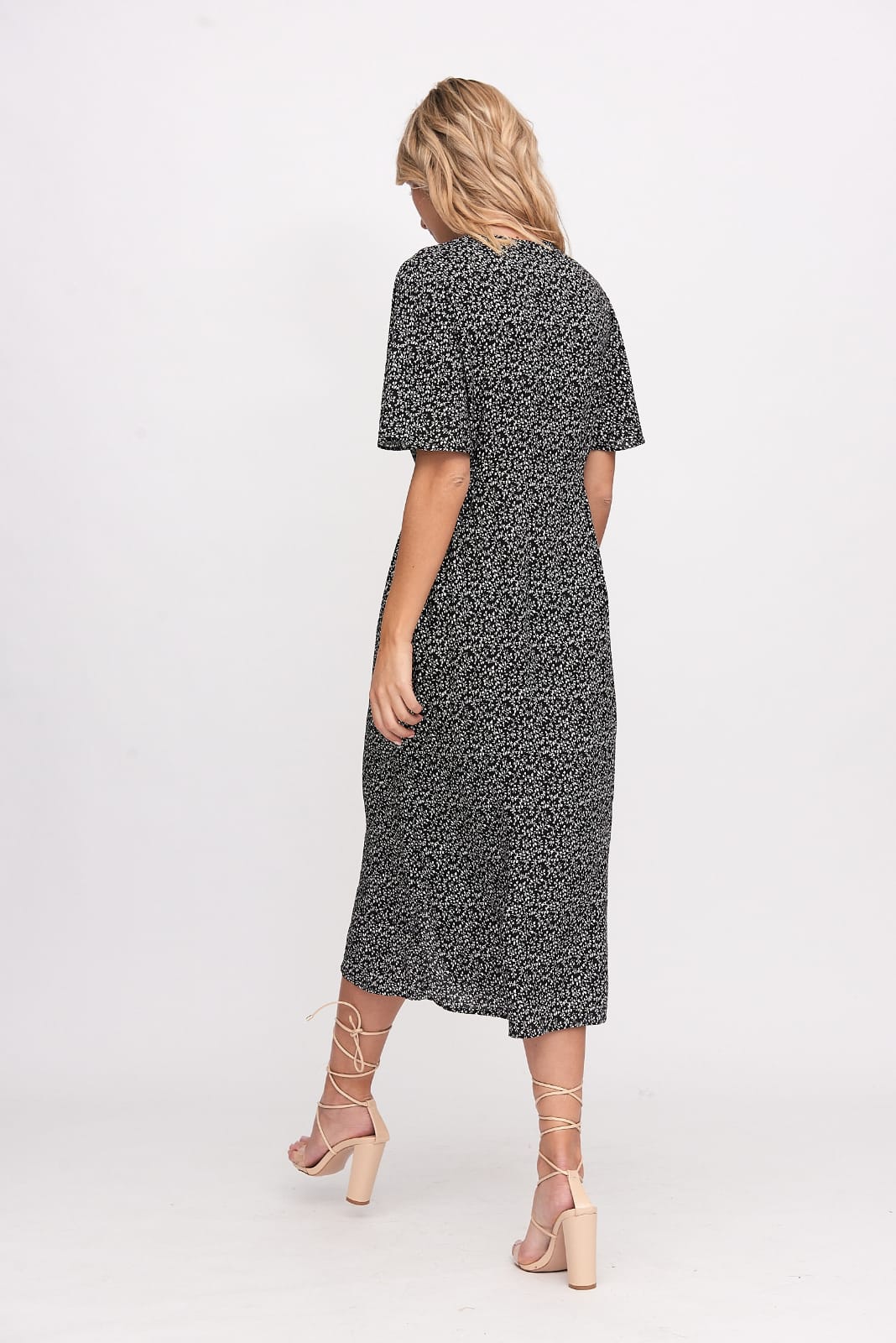 Vestido longo preto estampado com mangas curtas