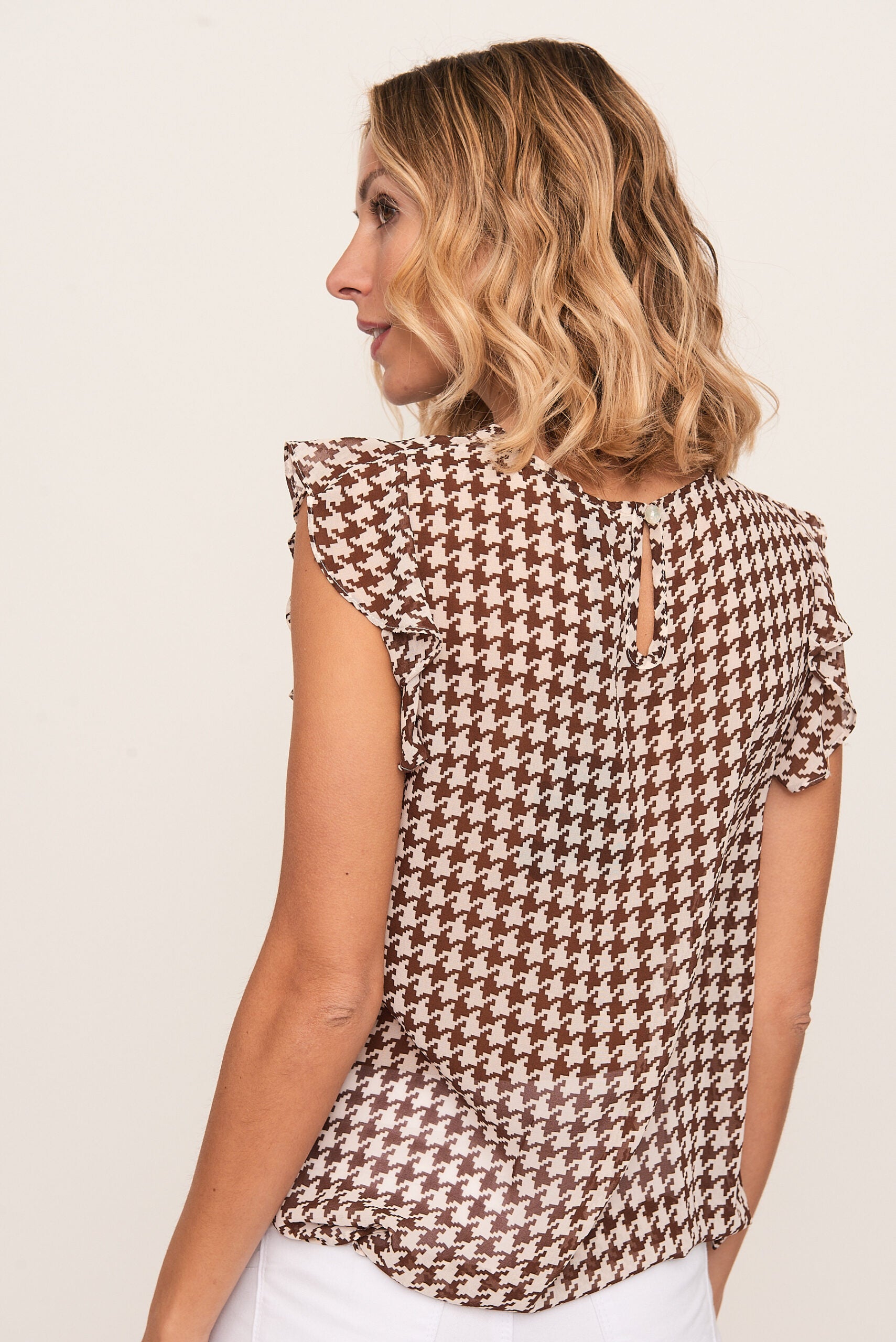 Blusa Xadrez Branca e Castanha com Folhos