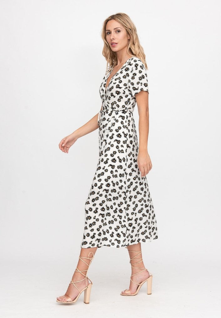 Vestido longo branco com estampagem de margaridas