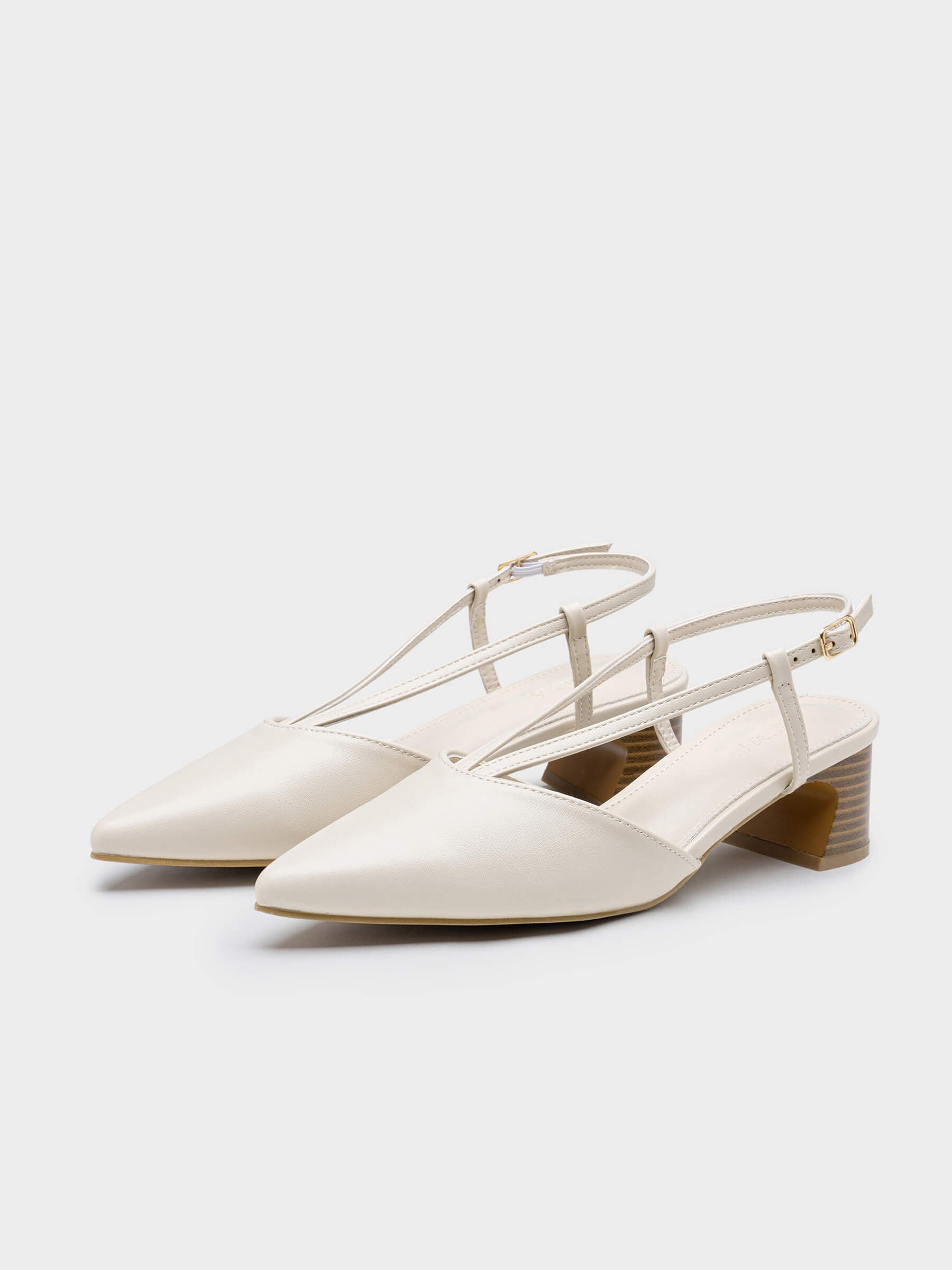 Sapatos de salto fino com tiras