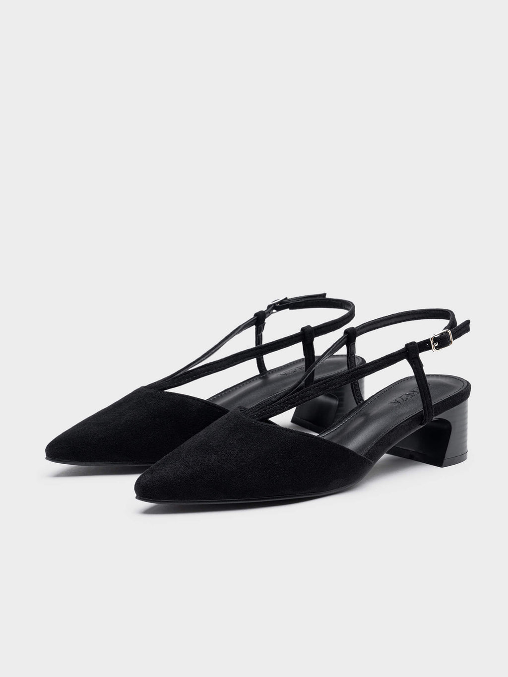Sapatos de salto fino com tiras