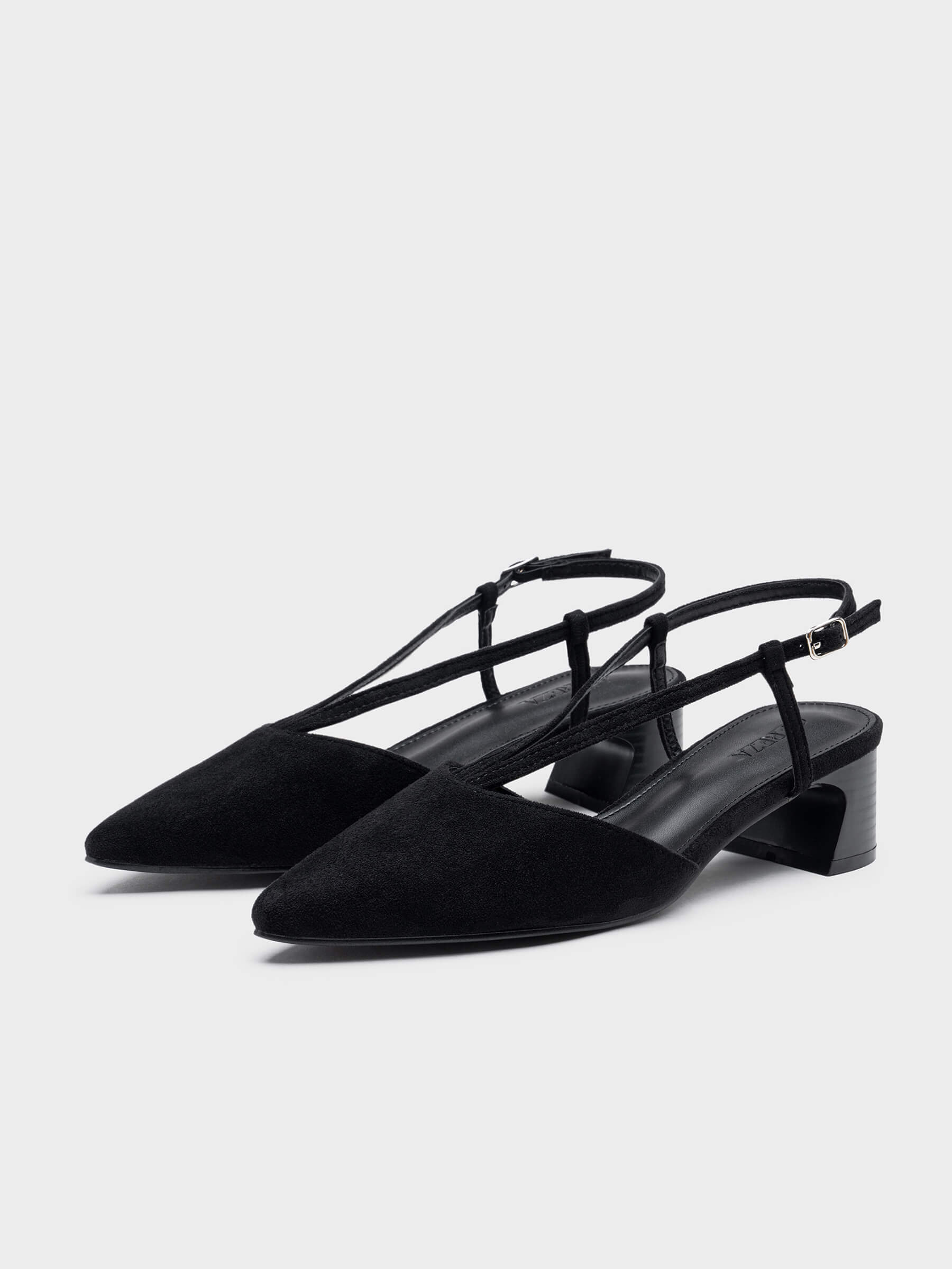 Sapatos de salto fino com tiras