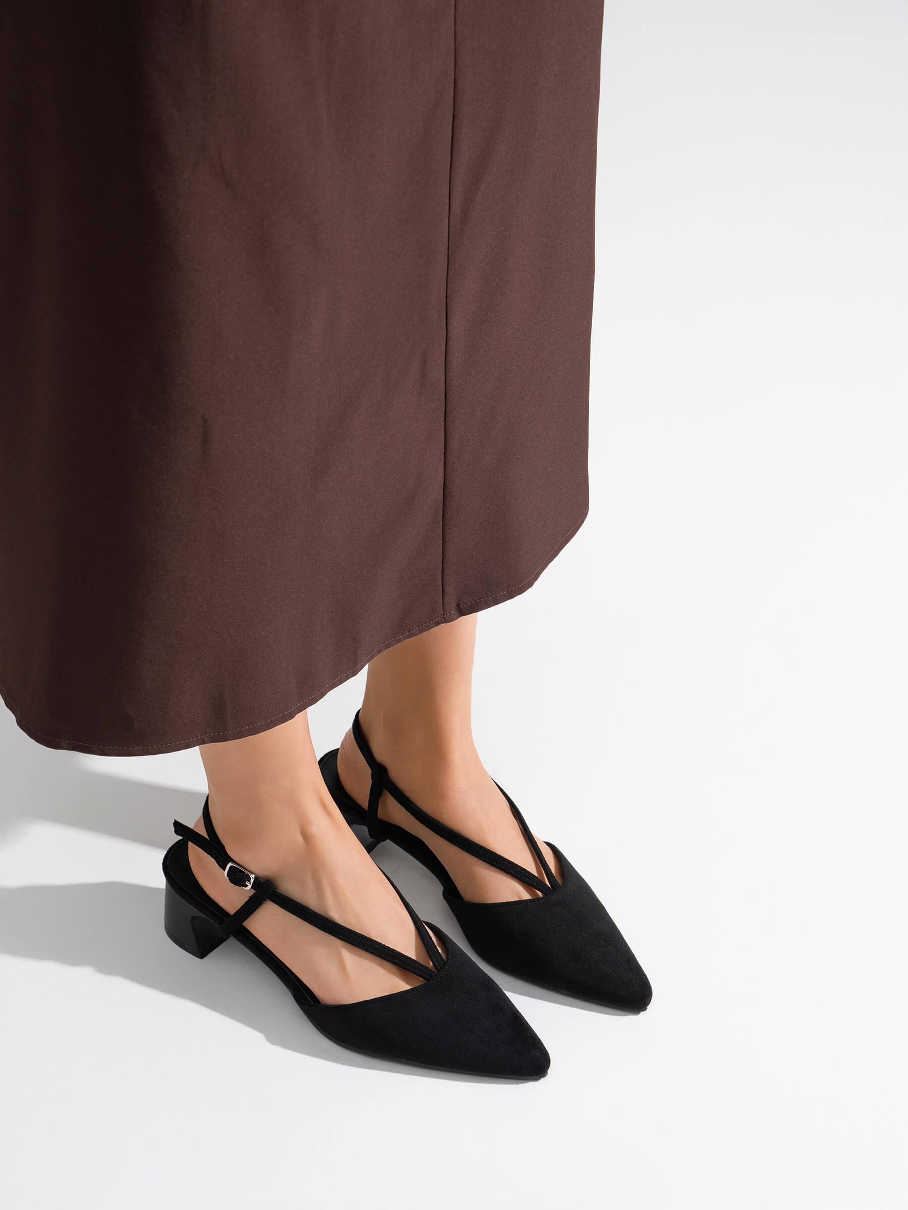 Sapatos de salto fino com tiras
