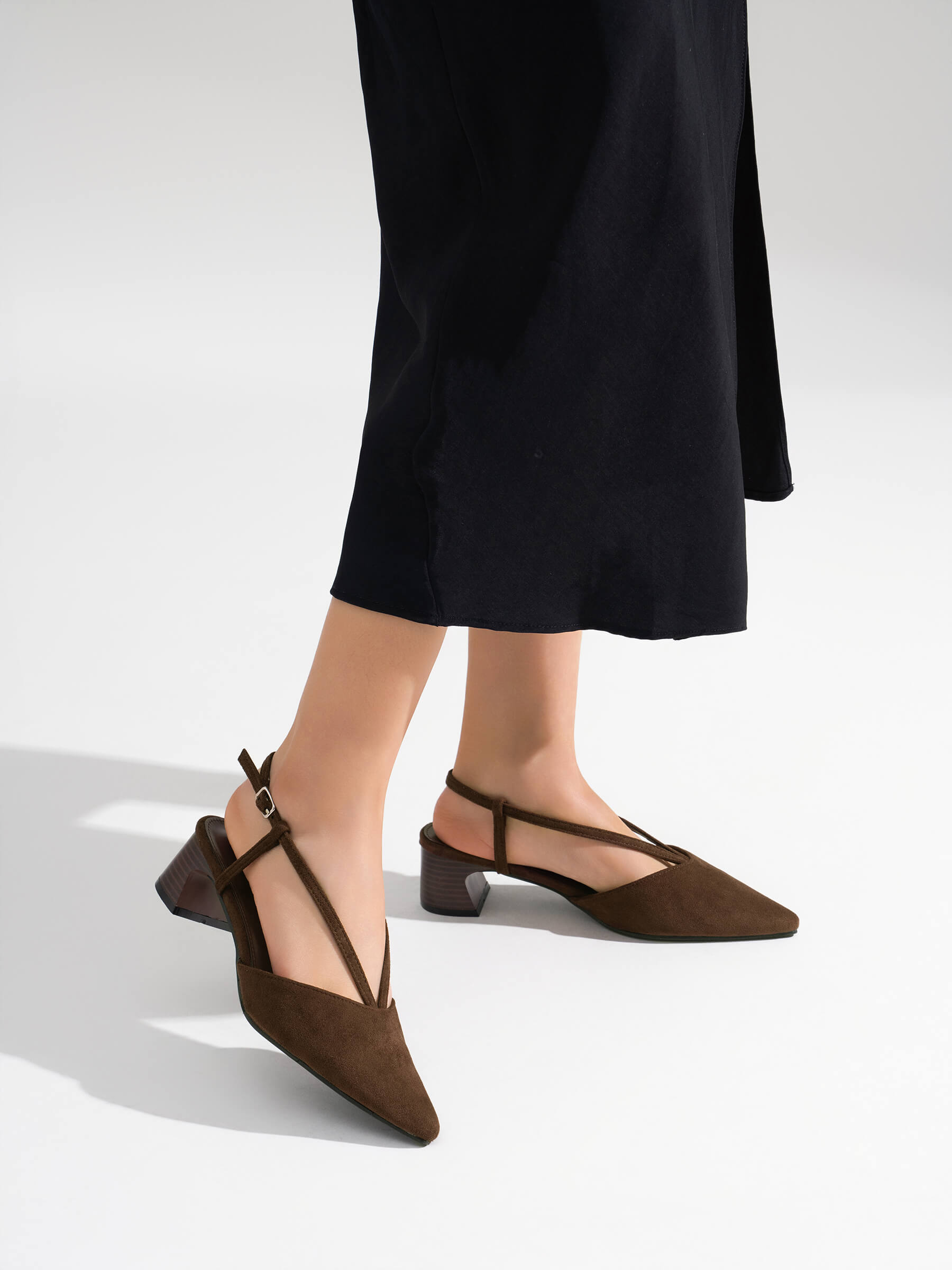 Sapatos de salto fino com tiras