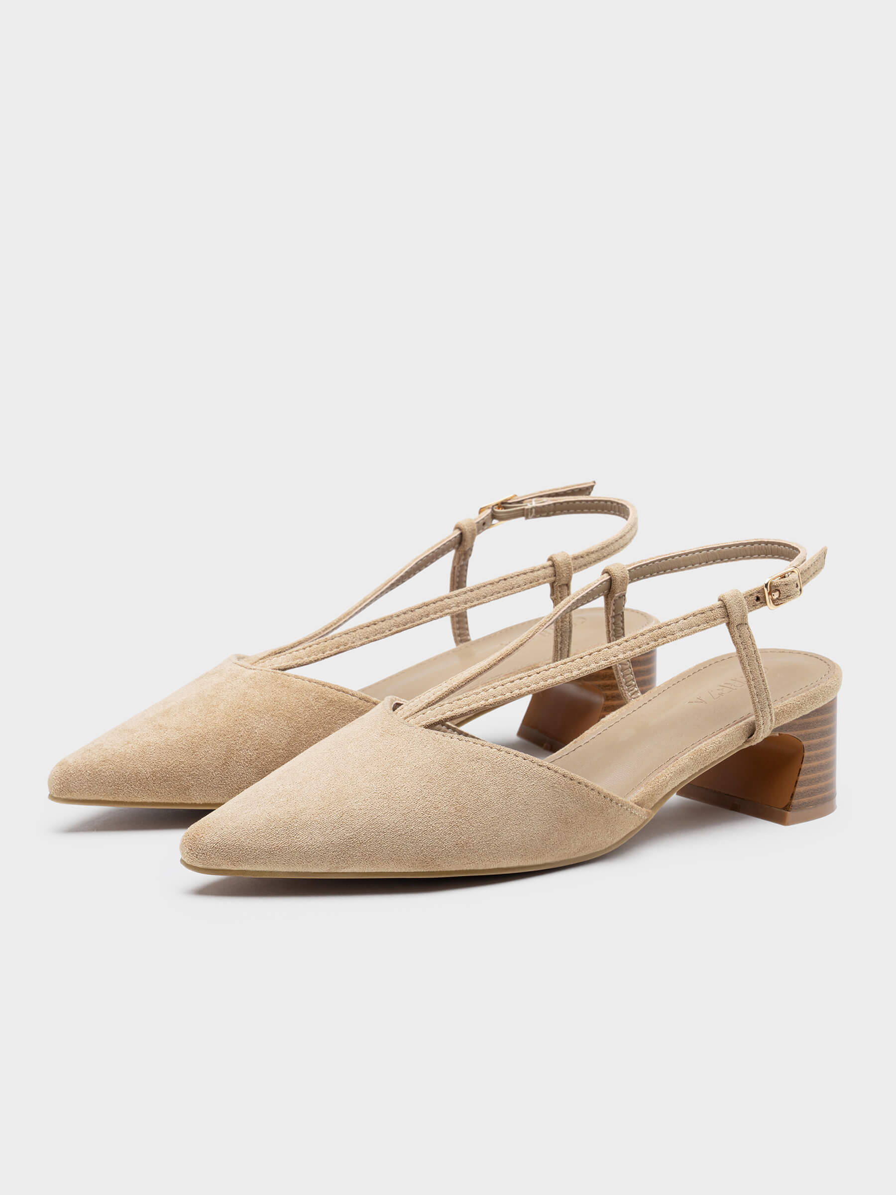 Sapatos de salto fino com tiras