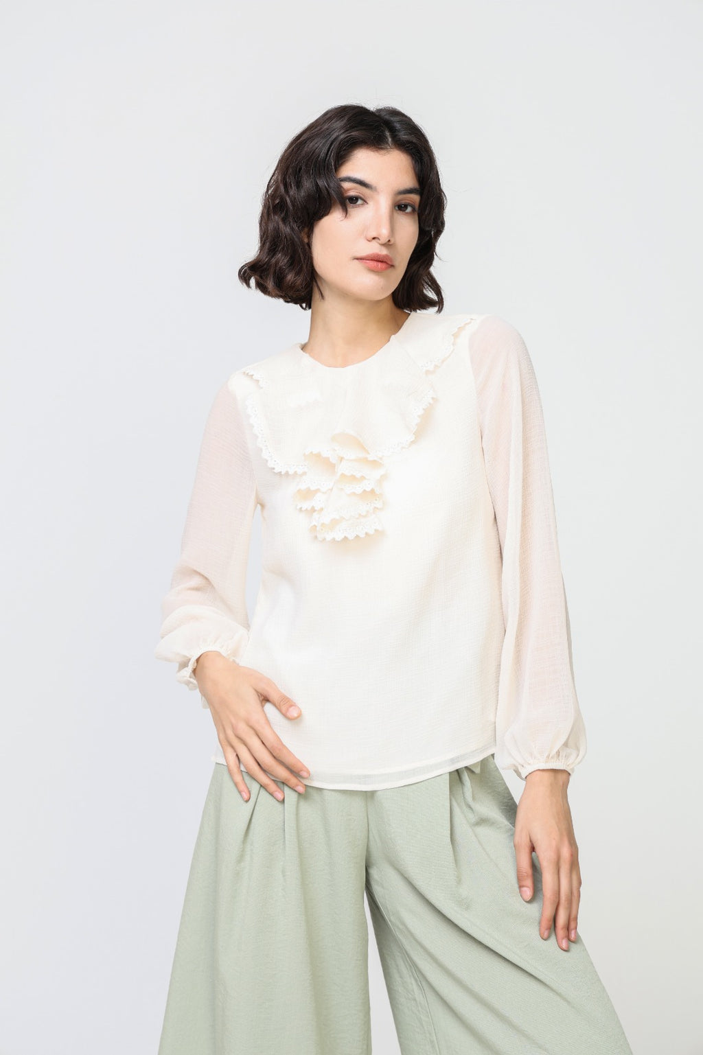 blusa branca com Folhos