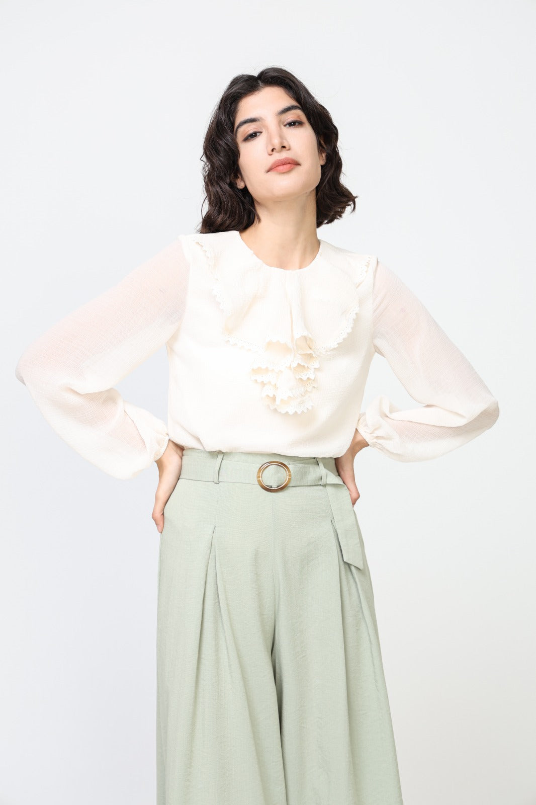 blusa branca com Folhos