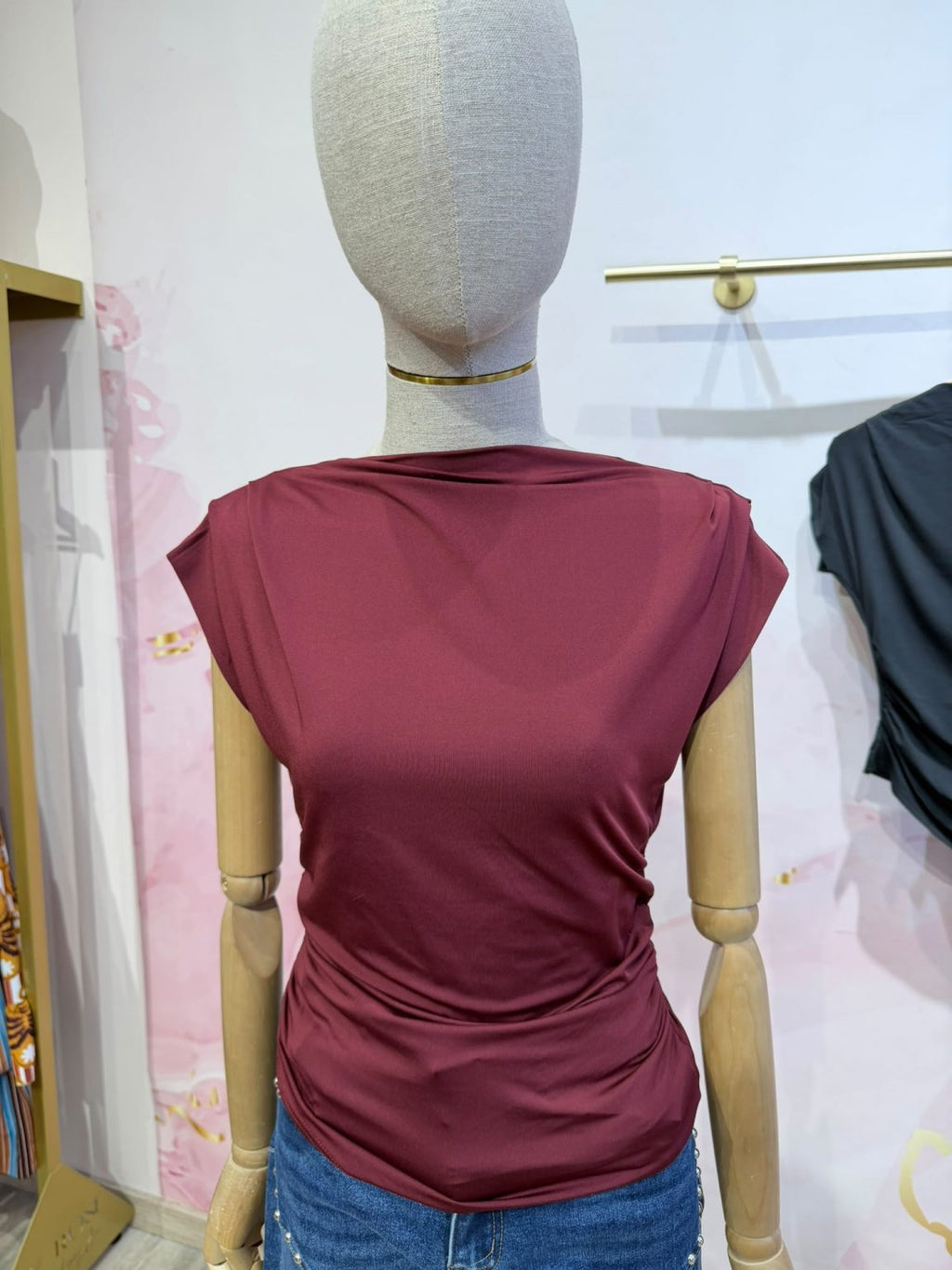 Blusa sem Mangas com Decote Barco e Drapeado