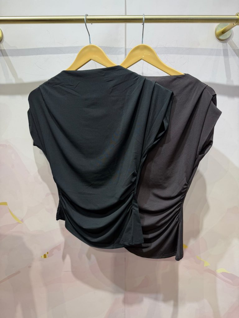 Blusa sem Mangas com Decote Barco e Drapeado